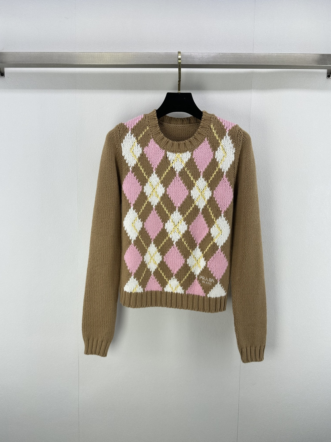 NO:499397,New details on Prad*, new diamond-shaped long-sleeved early autumn, classic color scheme, retro and fashionable, short-sleeved design is suitable for multi-season outfits, exquisite embroidery embellishment, high-end feel, easy to grasp the fashionable atmosphere, 2 colors, 3 codes, SML, prada, T-shirt, alexander wang19860909Prad*上新细节 早秋新款菱格纹长袖 经典配色 复古时髦 短袖设计适配多季穿搭 精致刺绣点缀 高级感拉满 轻松拿捏时尚氛围感 2色3码SML,,prada,T-shirt,alexander wang,Women's clothing