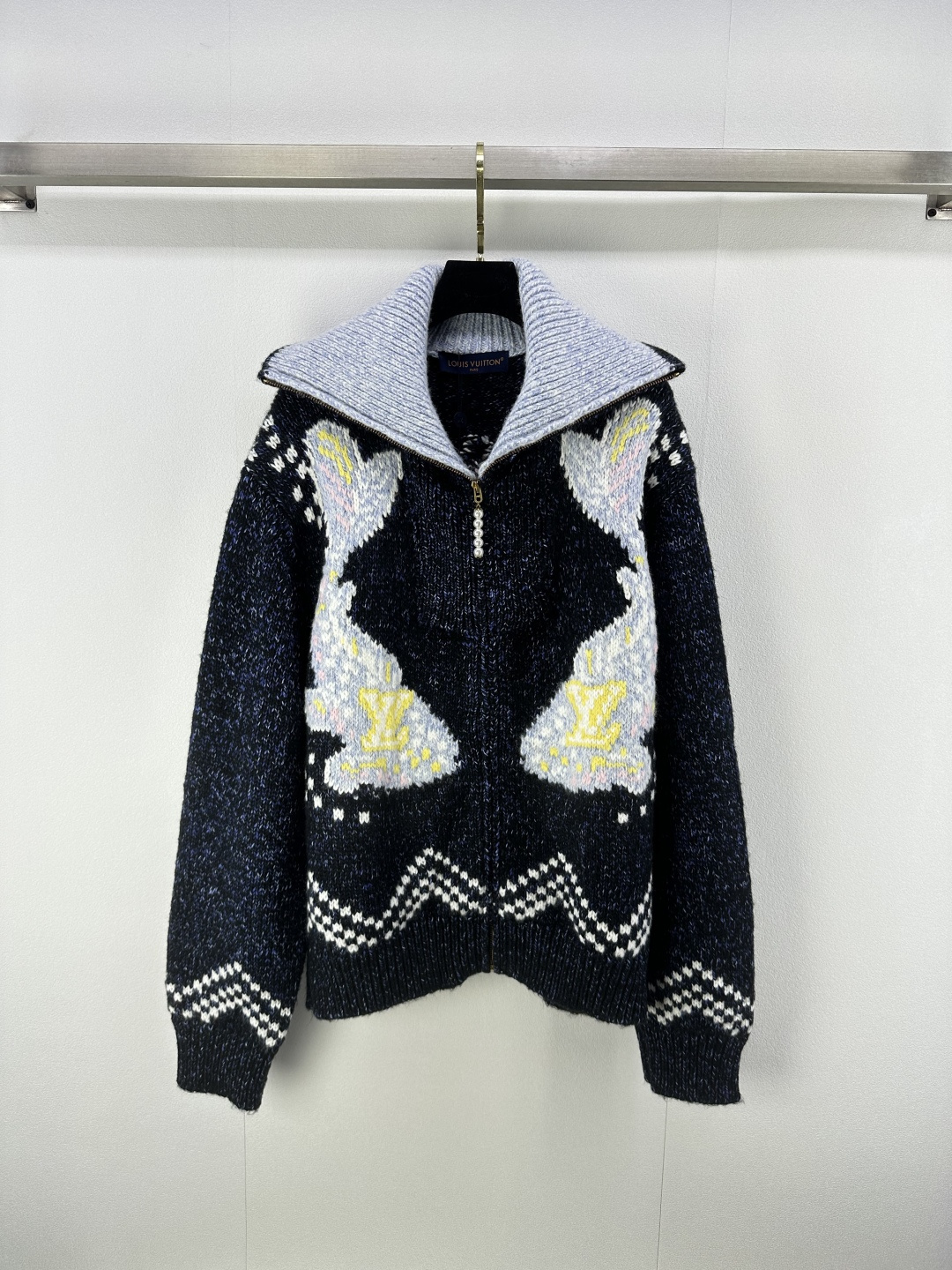 NO:484541,Original order 1:1 Lv* new details New autumn and winter new L joint Nigo series Monogram jacquard heavy industry zipper jacket!  Heavy Industry Positioning Three-dimensional Contrast Color Inlay Technology runs through the fashionable and high-end feeling!  Premium color matching, sporty style for men and women!  The classic wide version is fashionable and high-end!  A rich and beautiful woman must come in!  Don't pick on people, look slimming with huge upper body, 1 color, 3 codes, ,louis vuitton, jackets & coats, alexander wang19860909原单1:1 Lv*上新细节 秋冬新款L联名Nigo系列Monogram花提花重工拉链外套！重工定位立体撞色嵌花工艺贯穿时髦高级感！高级配色 运动气息男女同款！经典宽版版型时髦又高级！白富美必入！不挑人上身巨显瘦 1色3码SML,,louis vuitton,jackets & coats,alexander wang,Women's clothing