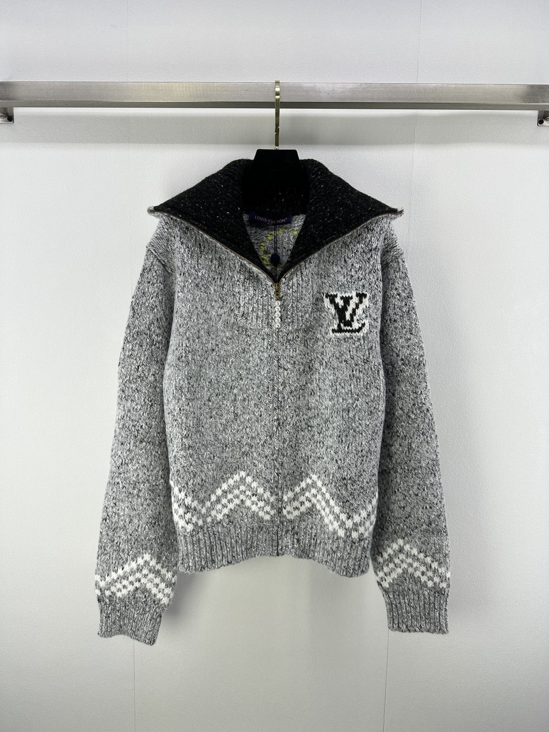 NO:484545,.Original order 1:1 Lv* new details New autumn and winter L joint-branded Nigo series Monogram jacquard heavy industry zipper jacket!  Back navigation pattern Heavy Industry positioning three-dimensional contrasting color inlay craftsmanship runs through the fashionable and high-end feeling!  Premium color matching, sporty style for men and women!  The classic wide version is fashionable and high-end!  A rich and beautiful woman must come in!  Don't pick on people, look slimming with huge upper body, 1 color, 3 codes, ,louis vuitton, jackets & coats, alexander wang19860909.原单1:1 Lv*上新细节 秋冬新款L联名Nigo系列Monogram花提花重工拉链外套！后背航海图案 重工定位立体撞色嵌花工艺贯穿时髦高级感！高级配色 运动气息男女同款！经典宽版版型时髦又高级！白富美必入！不挑人上身巨显瘦 1色3码SML,,louis vuitton,jackets & coats,alexander wang,Women's clothing