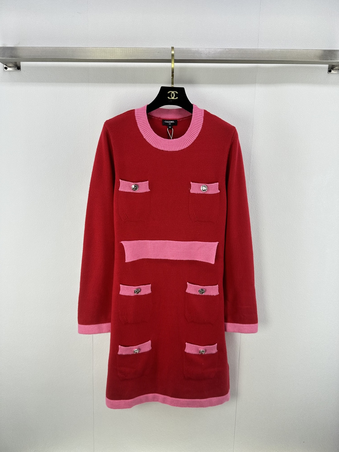 NO:484531,Chane* new details New knitted round neck long-sleeved dress with autumn and winter six-pocket decoration yb mold logo metal button embellishment waist slimming A must-have for high-end fashionable socialites 1 color 3 size SML, chanel, skirts, alexander wang19860909Chane*上新细节 秋冬新款针织圆领长袖连衣裙 六口袋装饰 yb开模logo金属纽扣点缀 收腰显瘦 高级时髦名媛必备 1色3码SML,,chanel,skirts,alexander wang,Women's clothing