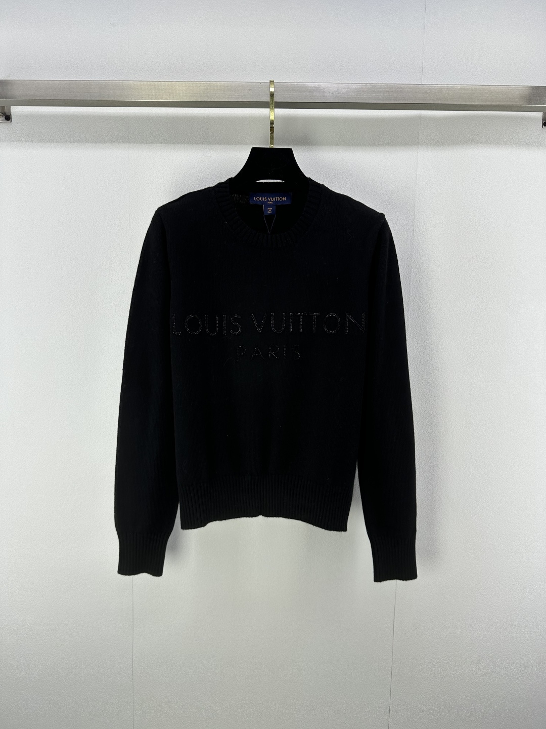 NO:484539,New details on LV*, new knitted round neck beads and long sleeves in autumn and winter, classic brand letter logo beads and craftsmanship, simple, high-end, fashionable and versatile, 3 colors and 3 codes SML,,louis vuitton,alexander wang19860909LV*上新细节 秋冬新款针织圆领钉珠长袖 经典品牌字母logo钉珠工艺 简约高级时髦百搭 3色3码SML,,louis vuitton,alexander wang,Women's clothing