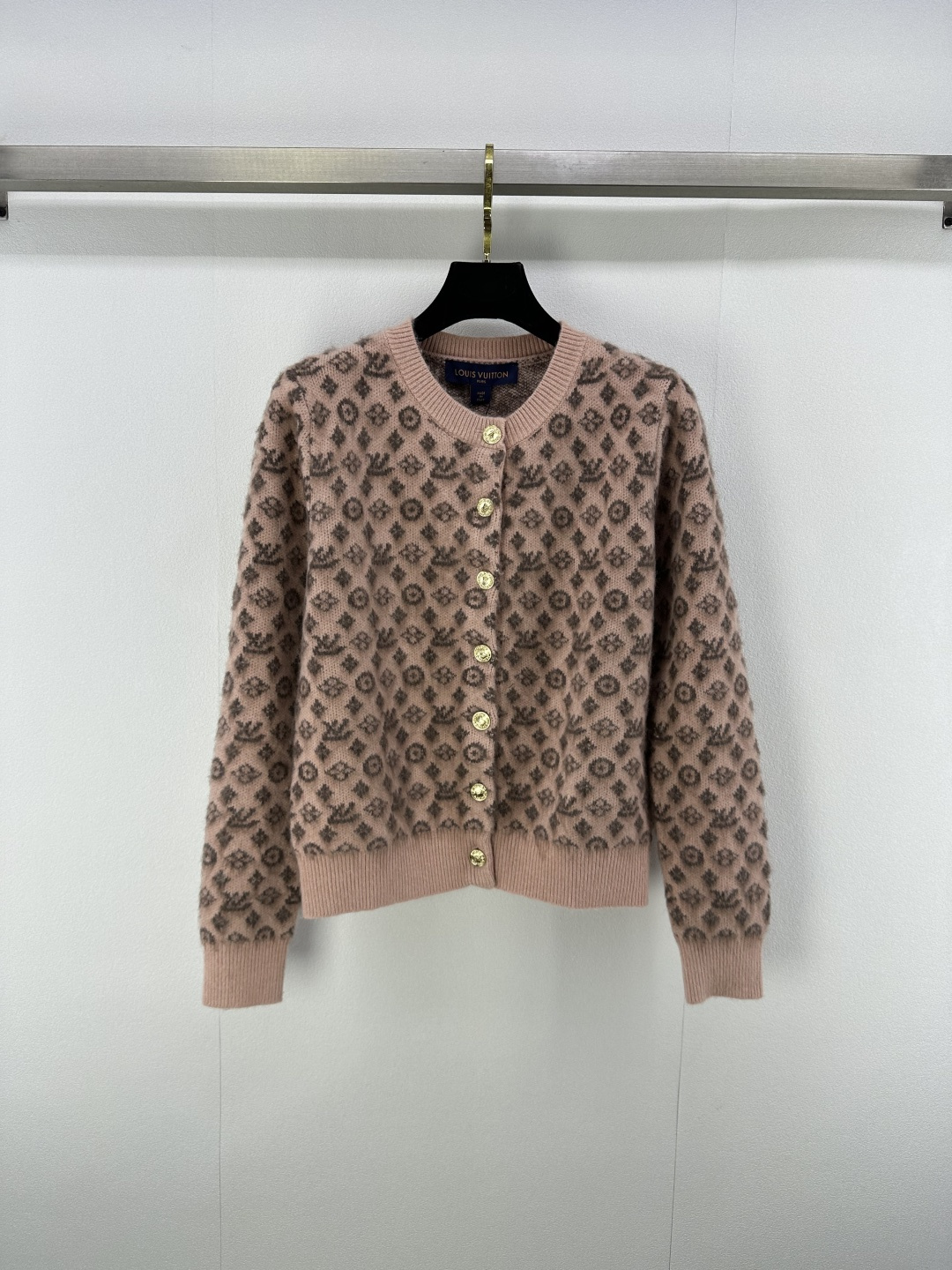 NO:484543,New details on Lv*, new knitted round neck mohair cardigan in autumn and winter, classic LV letter logo presbyopia pattern jacquard decoration, mohair design, yb mold logo button embellishment, high-end fashionable socialite style, 2 colors and 3 codes SML,,louis vuitton,alexander wang19860909Lv*上新细节 秋冬新款针织圆领马海毛开衫 经典LV字母logo老花图案提花装饰 马海毛设计 yb开模logo纽扣点缀 高级时髦名媛风 2色3码SML,,louis vuitton,alexander wang,Women's clothing