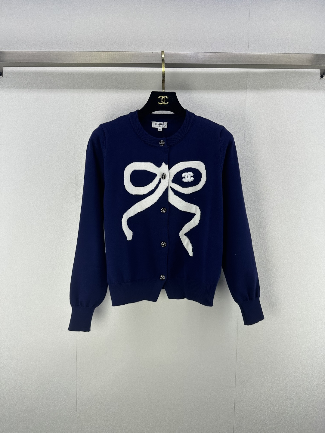 NO:485641,CHAN* New details The latest jacquard bow pattern round neck cardigan in autumn and winter!  The sweet girlish style with contrasting bows on the chest has aura!  A must-have for fashionable essence!  Customized buttons are exquisite!  The atmosphere is full of experience on the upper body!  3 color 3 code SML, chanel, alexander wang19860909CHAN*上新细节 秋冬最新提花蝴蝶结图案圆领开衫！胸前撞色蝴蝶结提花图案自带气场的甜美少女风！ 时髦精必入！定制纽扣大牌精致！上身体验氛围感拉满！ 3色3码SML,,chanel,alexander wang,Women's clothing