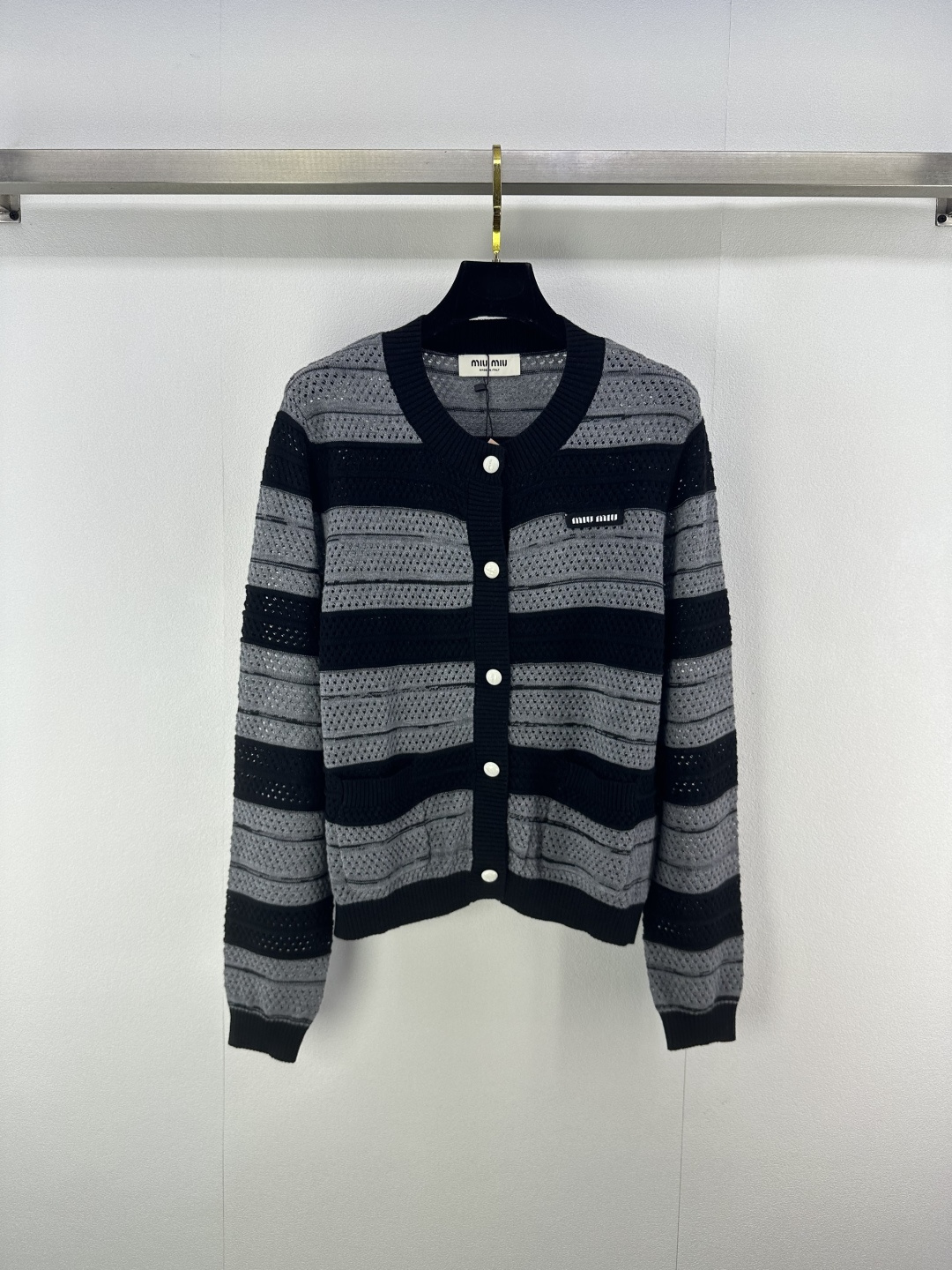 NO:485649,Mium* new details, new round neck striped hollow cardigan with long sleeves, striped color matching, age-reducing girlish style, logo letters are low-key and luxurious. Sweet girls are elegant and fashionable, and the classic style is not picky about people, looking slim and versatile!  3 color 3 code SML, miumiu, alexander wang19860909mium*上新细节 秋冬新款圆领条纹镂空开衫长袖 条纹配色减龄少女风,徽标字母低调奢华.甜美少女优雅又时髦,经典版型不挑人上身显瘦又百搭！ 3色3码SML,,miumiu,alexander wang,Women's clothing