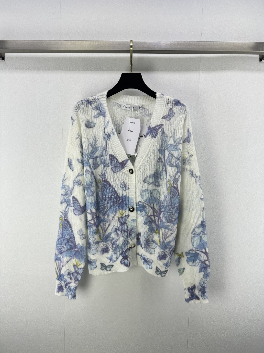 NO:517907,Dio* new details, new knitted v-neck embroidered butterfly cardigan, contrasting color jacquard decoration, loose style, full of girlishness!  Age-reducing and fashionable classic simple and fashionable versatile 1 color 3 code SML, dior, alexander wang19860909Dio*上新细节 秋冬新款针织v领刺绣蝴蝶开衫 撞色提花装饰 宽松版型上身少女感满满！减龄又时髦 经典简约时尚百搭 1色3码SML,,dior,alexander wang,Women's clothing