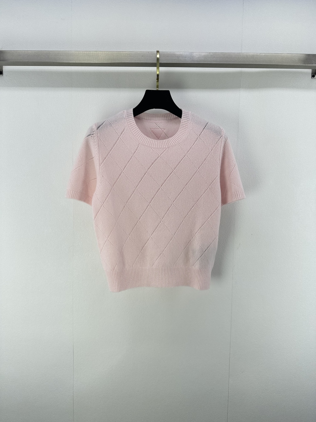 NO:485613,:1 New details on Prad* The latest round neck knitted diamond-shaped short sleeves in autumn and winter!  Customized YB wool material weaving, high-quality texture, gloss and comfortable, knitted round neck short-sleeved tailoring, solid color, clean version, highlighting the high-end feeling of outfit, three-dimensional triangle logo pattern on the back, highlighting the light luxury and fashionable temperament!  1 color 3 code SML, prada, T-shirt, alexander wang19860909:1 Prad*上新细节 秋冬最新圆领针织菱格短袖！定制YB羊毛材质织造 质感高级 光泽舒适 针织圆领短袖剪裁 通体纯色系净版 凸显穿搭高级感 后背立体三角标徽标图案 凸显轻奢时髦气质！ 1色3码SML,,prada,T-shirt,alexander wang,Women's clothing