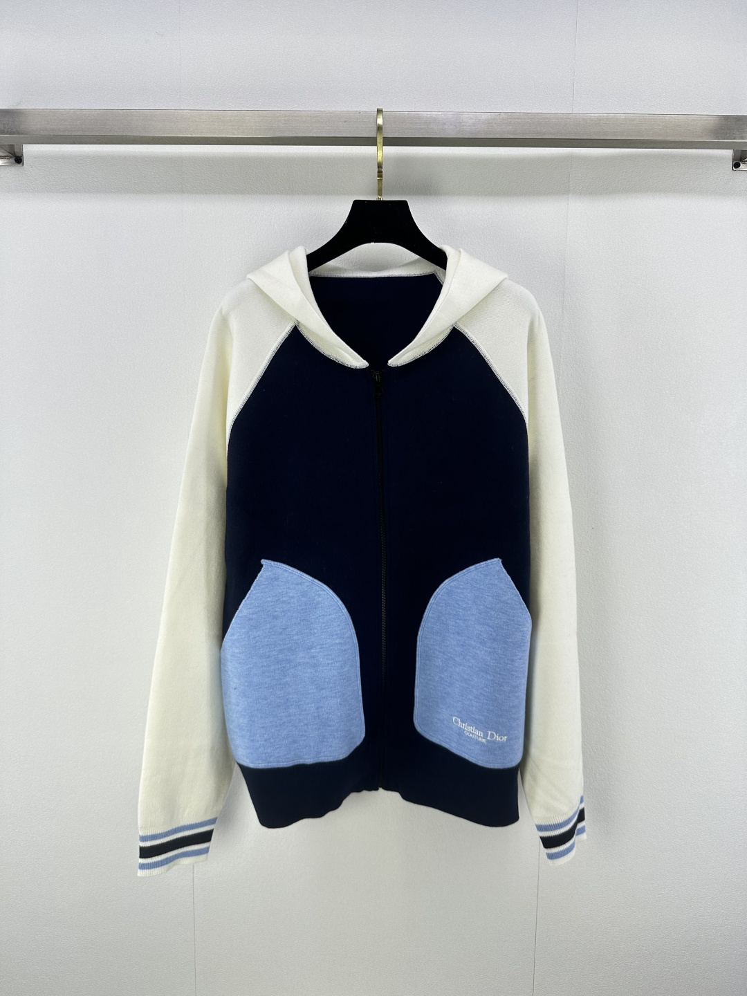 NO:488290,Dio* new details, new contrasting raboss sleeve hooded zipper cardigan oversized light blue pockets, fashionable back heavy-duty patch embroidery pattern exquisite temperament, versatile and not picky 1 color 3 size SML, dior, hats, alexander wang19860909Dio*上新细节 秋冬新款撞色插肩袖连帽拉链开衫 超大浅蓝色口袋时髦 后背重工贴布刺绣图案精致气质 百搭不挑人 1色3码SML,,dior,hats,alexander wang,Women's clothing