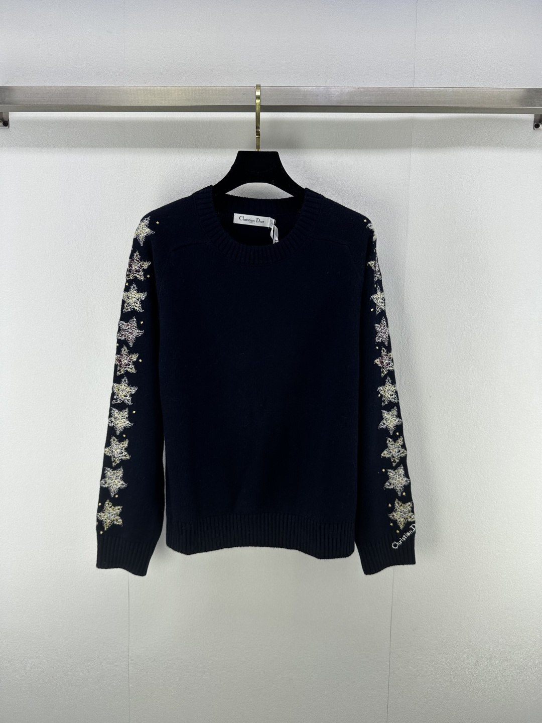 NO:488324,Dio* new details, a limited series of beautiful flower pattern embroidered cashmere sweaters in autumn and winter!  Swiss arm heavy industry multi-color positioning embroidery craft flower series is super beautiful. White, rich and beautiful!  Luxury high-end items, classic versatile style, elegant and age-reducing girlish style. They look good with gauze skirt and jeans. 3 colors and 3 sizes SML, dior, skirts, jeans, sweaters, alexander wang19860909Dio*上新细节 秋冬新品限定系列绝美花图案刺绣羊绒毛衣！瑞士机手臂重工多色定位刺绣工艺花系列超美.白富美必入！奢华高级单品,经典百搭版型气质优雅减龄少女风.搭配纱裙牛仔裤都好看. 3色3码SML,,dior,skirts,jeans,sweaters,alexander wang,Women's clothing