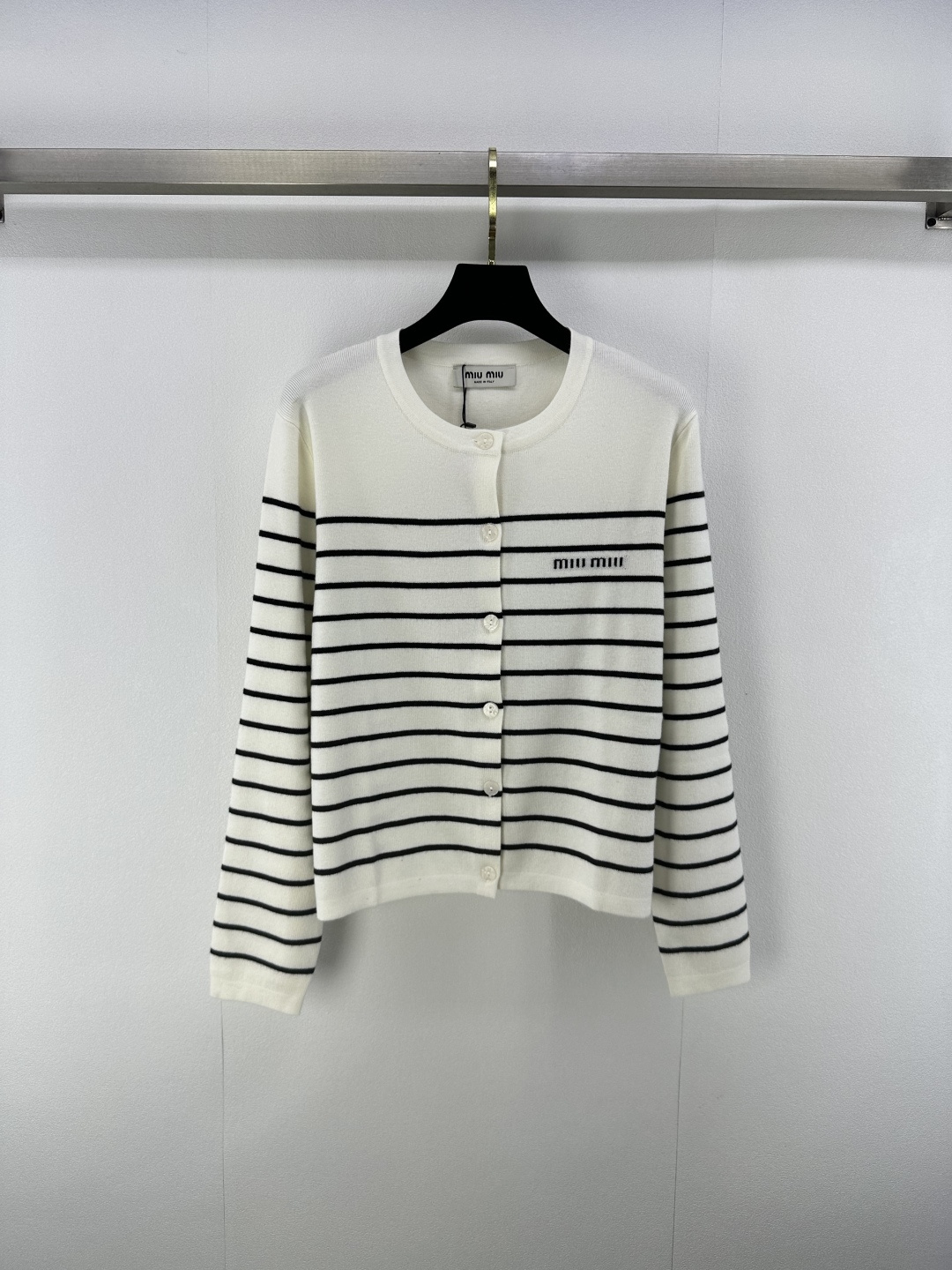 NO:488297,Miumi* new details, new striped round-neck cardigan in early autumn, wool yarn weaving, dense fine needle craftsmanship, comfortable and elastic, full texture, cardigan sweater cut, showing the charm of the college style, adding sweetness, letters increase brand style, full Korean style, 2 colors, 3 codes, SML, miumiu, sweaters, alexander wang19860909Miumi*上新细节 早秋新品条纹圆领开衫 羊毛纱线织造 密实细针工艺 舒适弹力 质感十足 开衫毛衣剪裁 尽显学院风魅力 增添甜美感 字母增加品牌格调 上身满满韩系范儿 2色3码SML,,miumiu,sweaters,alexander wang,Women's clothing