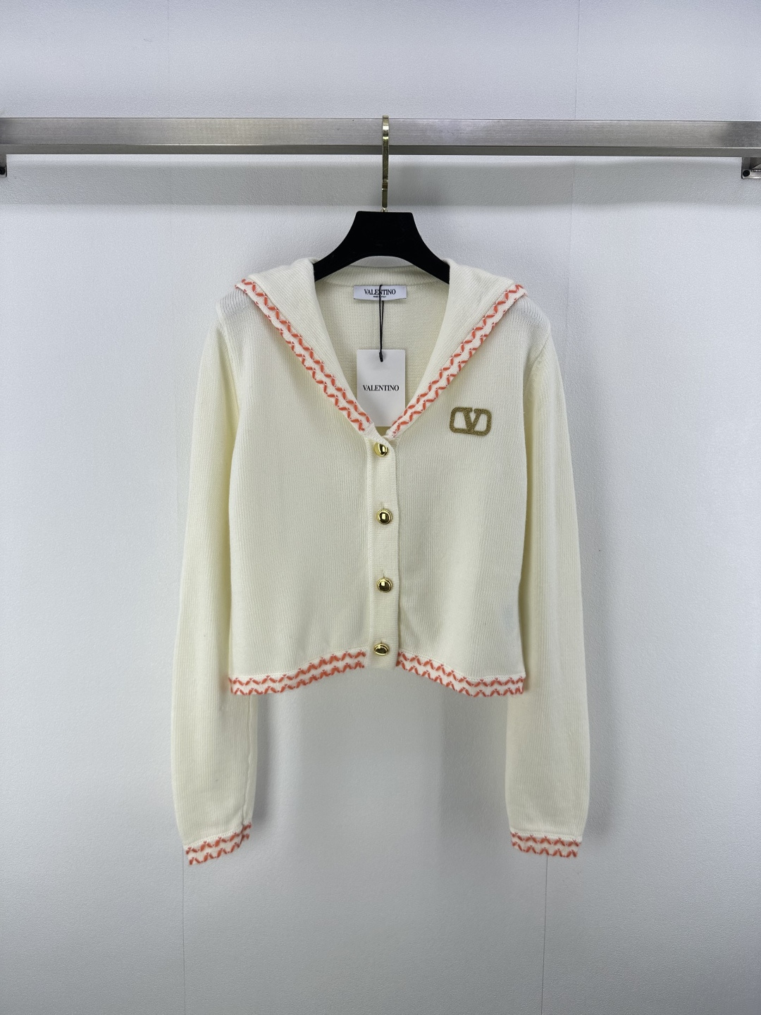 NO:488304,Valentine* new details, new autumn navy collar contrasting cardigan, navy collar design is very age-reducing, the upper body is particularly elegant and fashionable, the girl is elegant and fashionable, the classic style is not picky for people, the upper body looks slim and versatile!  2 colors 3 codes SML, valentino, alexander wang19860909Valentine*上新细节 秋季新款海军领撞色边开衫 海军领设计很减龄 上身特别显气质甜美少女优雅又时髦,经典版型不挑人上身显瘦又百搭！ 2色3码SML,,valentino,alexander wang,Women's clothing