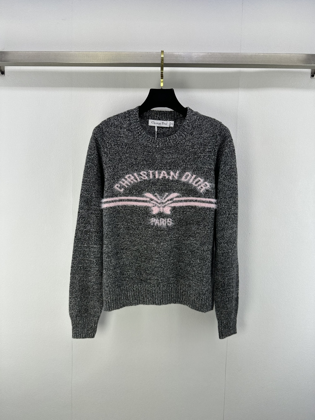 NO:488311,Dio* new details, new knitted round neck hanging hair butterfly long sleeves, linen wool fabric, classic letter logo hanging hair contrast jacquard decoration, classic simple and fashionable versatile 3 colors and 3 codes SML, dior, alexander wang19860909Dio*上新细节 秋冬新款针织圆领挂毛蝴蝶长袖 麻纱羊毛面料 经典字母logo挂毛撞色提花装饰 经典简约时尚百搭 3色3码SML,,dior,alexander wang,Women's clothing