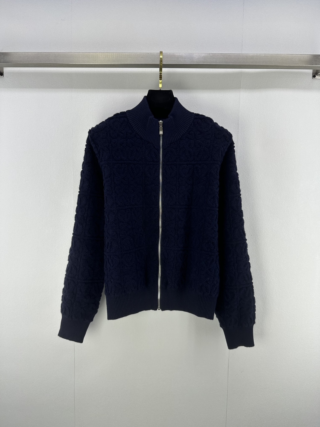 NO:488317,Loew* new details, early autumn new stand-up collar full-print zipper cardigan, classic letter logo totem jacquard decoration, high-end fashionable brand, top body and slim 3 color 3 size SML,,loewe,alexander wang19860909loew*上新细节 早秋新款立领满印拉链开衫 经典字母logo图腾提花装饰 高级时髦大牌 上身又显瘦 3色3码SML,,loewe,alexander wang,Women's clothing