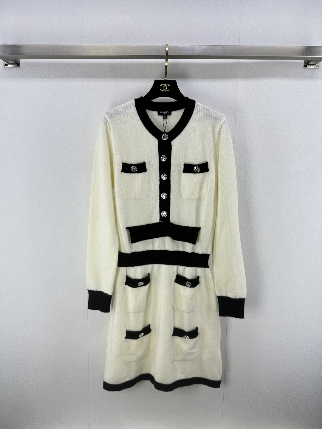 NO:486989,Chane* new details New knitted round neck long-sleeved dress with autumn and winter six-pocket decoration yb open mold logo metal button embellishment waist slimming A must-have for high-end fashionable socialites 2 colors 3 size SML, chanel, skirts, alexander wang19860909Chane*上新细节 秋冬新款针织圆领长袖连衣裙 六口袋装饰 yb开模logo金属纽扣点缀 收腰显瘦 高级时髦名媛必备 2色3码SML,,chanel,skirts,alexander wang,Women's clothing