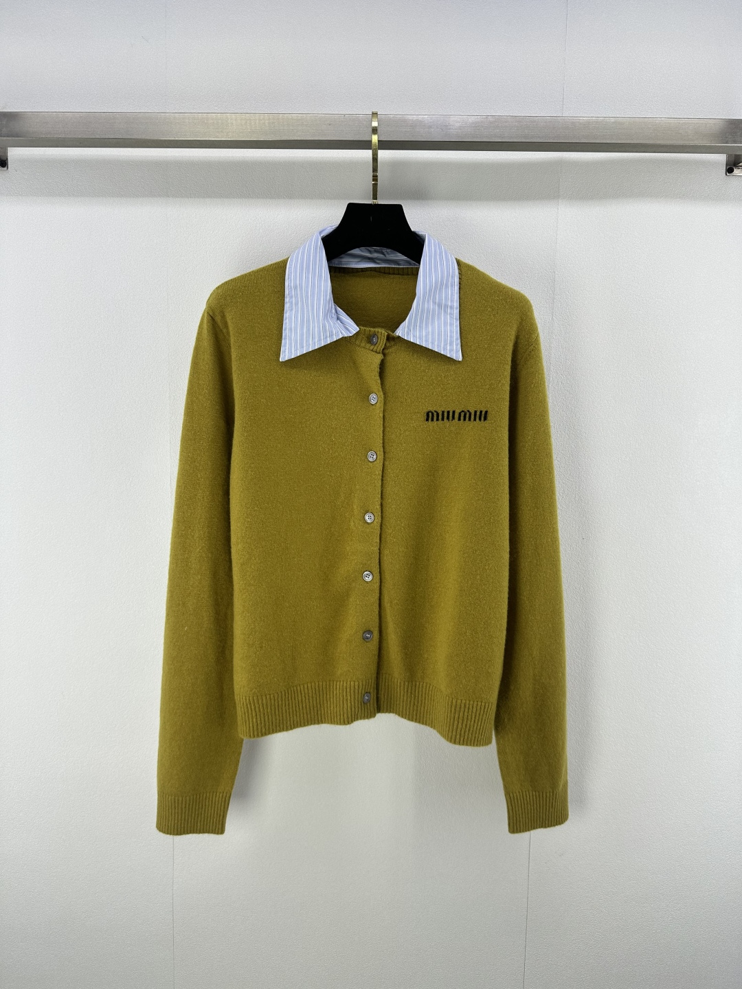 NO:487003,Miumi* new details, new Autumn lapel contrasting cardigan long sleeves, removable shirt collar design, logo jacquard embellishment, highlighting the high-end feeling of outfit, full of college style, showing a relaxed tone, the first choice for fashionable outfits in all seasons!  2 colors 3 codes SML, miumiu, alexander wang19860909Miumi*上新细节 秋季新款翻领撞色开衫长袖 可拆卸衬衣领设计 logo提花点缀修饰 凸显穿搭高级感 学院风满满 尽显松弛调性 四季时尚穿搭首选！ 2色3码SML,,miumiu,alexander wang,Women's clothing