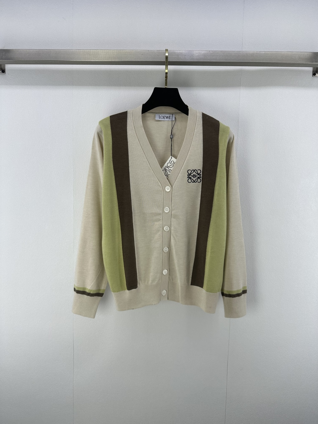 NO:487009,Loew* New details The latest knitted v-neck color-blocking cardigan in autumn is long-sleeved!  Custom blended yarn weaving, high-quality and breathable texture, knitted cardigan tailoring, fine crochet texture, highlighting the high-end feel of outfit, showing the relaxed tone, the totem logo on the chest highlights the light luxury and fashionable temperament!  1 color 3 code SML, loewe, alexander wang19860909Loew* 上新细节 秋季最新针织v领拼色开衫长袖！定制混纺纱线织造 质感高级透气 针织开衫剪裁 通体利用细密钩针肌理 凸显穿搭高级感 尽显松弛调性 胸前图腾徽标 凸显轻奢时髦气质！ 1色3码SML,,loewe,alexander wang,Women's clothing