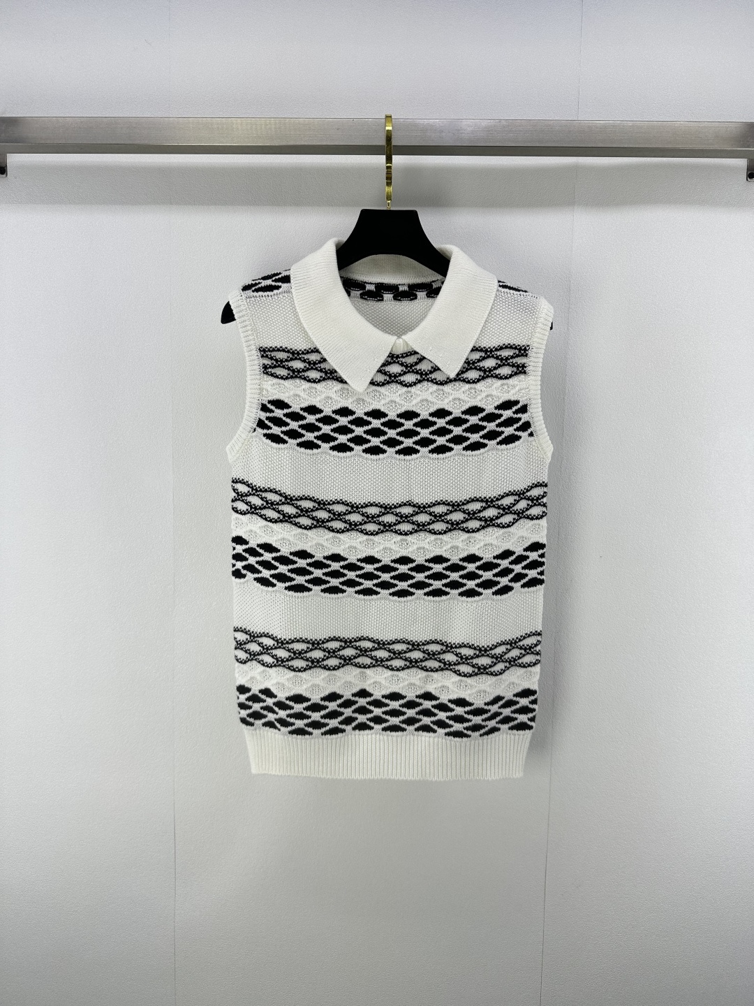 NO:487015,Loew* new details, new knitted lapel vest in autumn, classic inter-color striped splicing design, brand letter embroidery logo logo jacquard contrast embellishment, classic fashionable commuting and versatile 1 color 3 code SML,,loewe,alexander wang19860909loew*上新细节 秋季新款针织翻领背心 经典间色条纹拼接设计 品牌字母刺绣logo徽标提花撞色点缀 经典时髦通勤百搭 1色3码SML,,loewe,alexander wang,Women's clothing