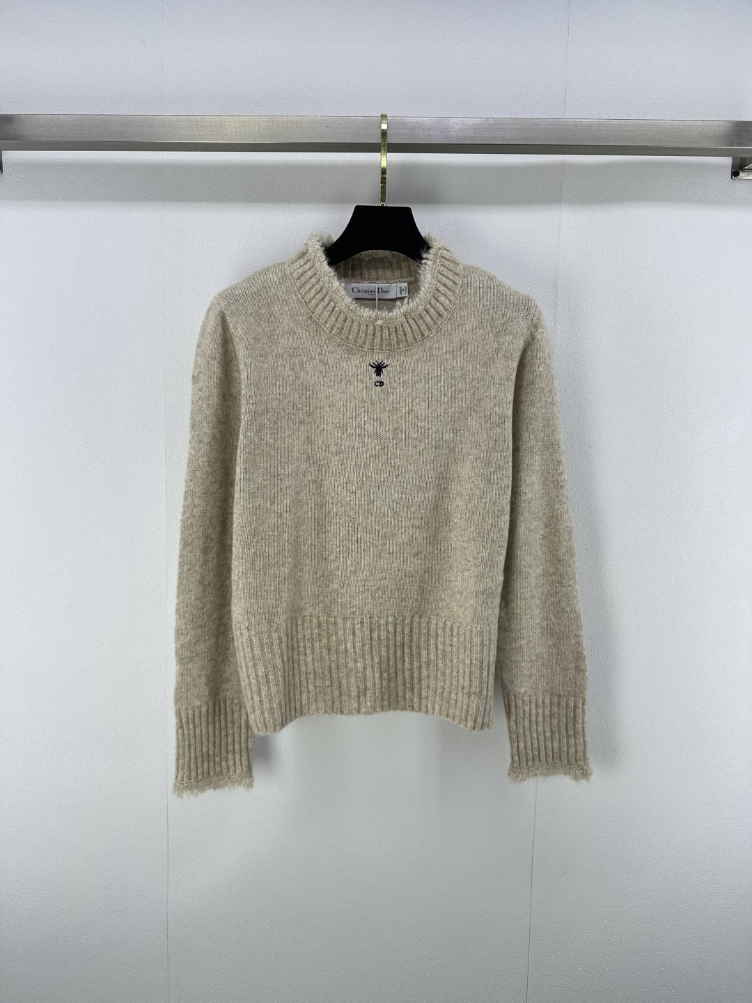 NO:487022,New details on Dio* The latest tassel-edged knitted long sleeves for fall!  A must-have for fashion experts!  The fringed collar edge design is unique, the little bee decoration adds details, and the upper body looks slim!  2 colors 3 codes SML, dior, alexander wang19860909Dio*上新细节 秋季最新流苏边针织长袖！时尚达人必备！流苏领边设计别具特色,小蜜蜂装饰倍添细节,上身巨显瘦！ 2色3码SML,,dior,alexander wang,Women's clothing