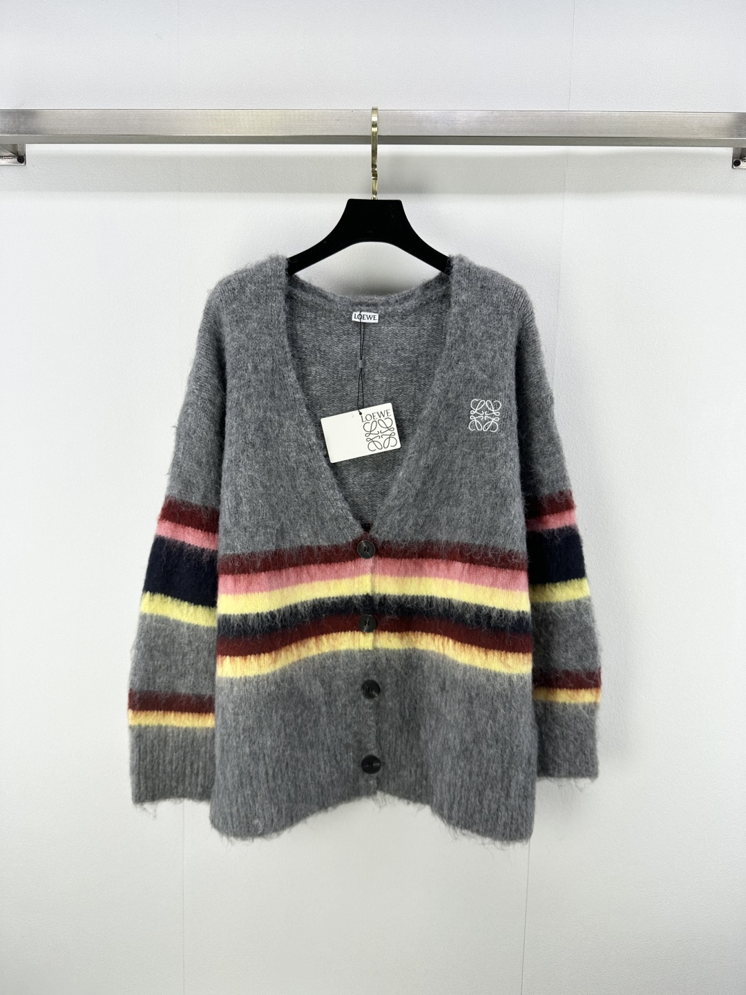 NO:487031,Loew* New details The latest knitted v-neck color-blocking cardigan in autumn is long-sleeved!  Custom blended yarn weaving, high-quality and breathable texture, knitted cardigan tailoring, fine crochet texture, highlighting the high-end feel of outfit, showing the relaxed tone, the totem logo on the chest highlights the light luxury and fashionable temperament!  1 color 3 code SML, loewe, alexander wang19860909Loew* 上新细节 秋季最新针织v领拼色开衫长袖！定制混纺纱线织造 质感高级透气 针织开衫剪裁 通体利用细密钩针肌理 凸显穿搭高级感 尽显松弛调性 胸前图腾徽标 凸显轻奢时髦气质！ 1色3码SML,,loewe,alexander wang,Women's clothing