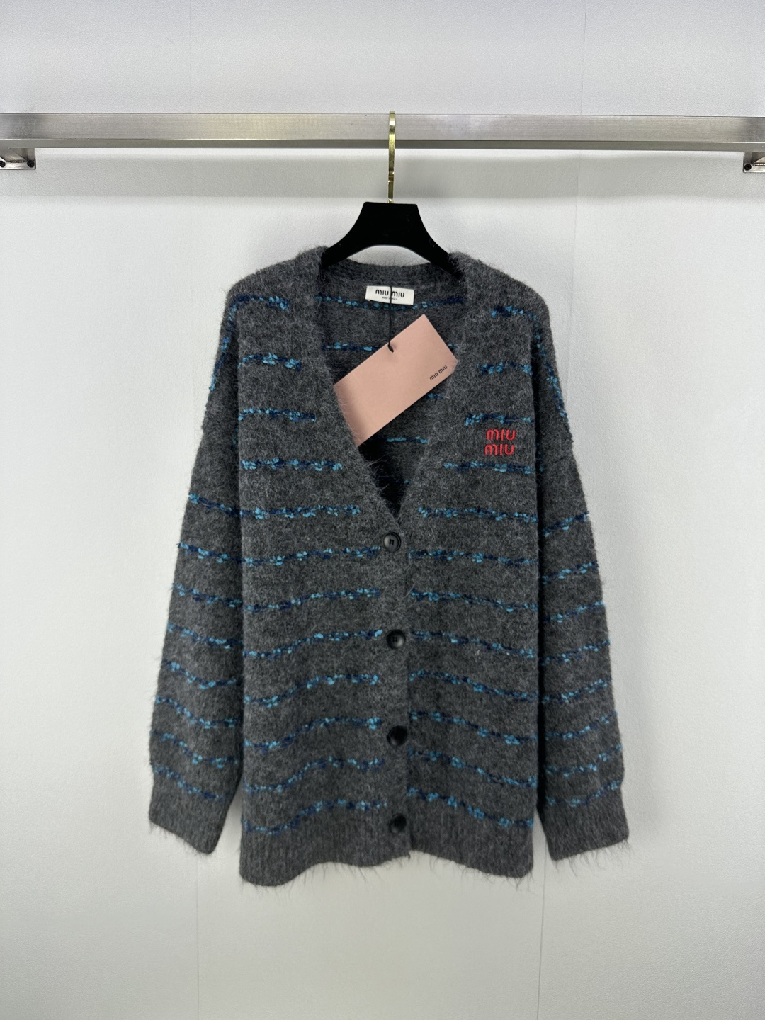 NO:487042,Miumi* new details, new V-neck striped cardigan long sleeves, customized YB wool knitted material, soft and skin-friendly, full of texture, comfortable to wear, iconic pocket brand jacquard decoration, reflecting the brand's advanced design sense, a must-have fashion outfit for commuting and dating, 2 colors and 3 sizes, SML, miumiu, alexander wang19860909Miumi*上新细节 秋冬新品v领条纹开衫长袖 定制YB羊毛针织材质 柔软亲肤 质感十足 穿着舒适 成衣标志性口袋品牌提花装饰 体现品牌高级设计感 通勤约会必备时尚穿搭 2色3码SML,,miumiu,alexander wang,Women's clothing