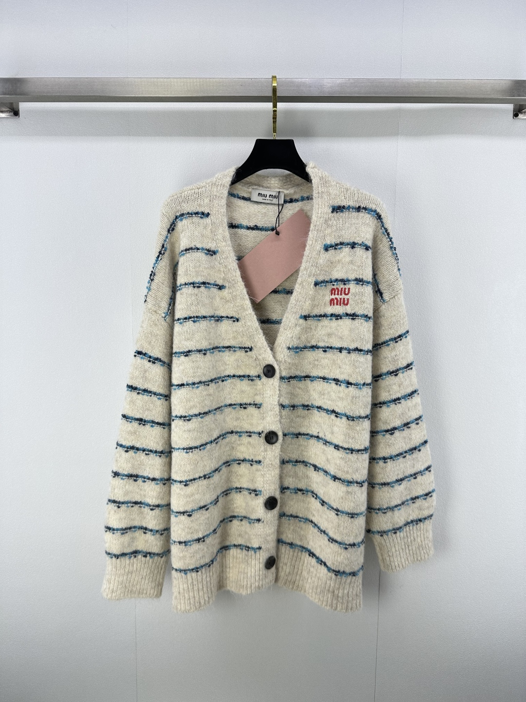 NO:487049,Miumi* new details, new V-neck striped cardigan long sleeves, customized YB wool knitted material, soft and skin-friendly, full of texture, comfortable to wear, iconic pocket brand jacquard decoration, reflecting the brand's advanced design sense, a must-have fashion outfit for commuting and dating, 1 color, 3 size SML,,miumiu,alexander wang19860909Miumi*上新细节 秋冬新品v领条纹开衫长袖 定制YB羊毛针织材质 柔软亲肤 质感十足 穿着舒适 成衣标志性口袋品牌提花装饰 体现品牌高级设计感 通勤约会必备时尚穿搭 1色3码SML,,miumiu,alexander wang,Women's clothing