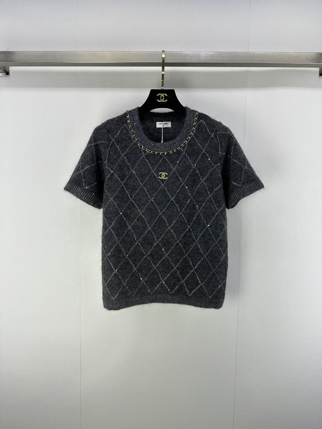 NO:489602,Chane *New details New sequin diamond knitted round neck short sleeves for autumn and winter, double C buttons, chain edge decoration, diamond texture, exquisite and versatile, must-have for age reduction, 3 colors and 3 codes, SML, chanel, T-shirt, alexander wang19860909Chane *上新细节 秋冬新款亮片菱格纹针织圆领短袖 双C扣子 链条边装饰 菱格纹理 精致百搭 减龄必备 3色3码SML,,chanel,T-shirt,alexander wang,Women's clothing