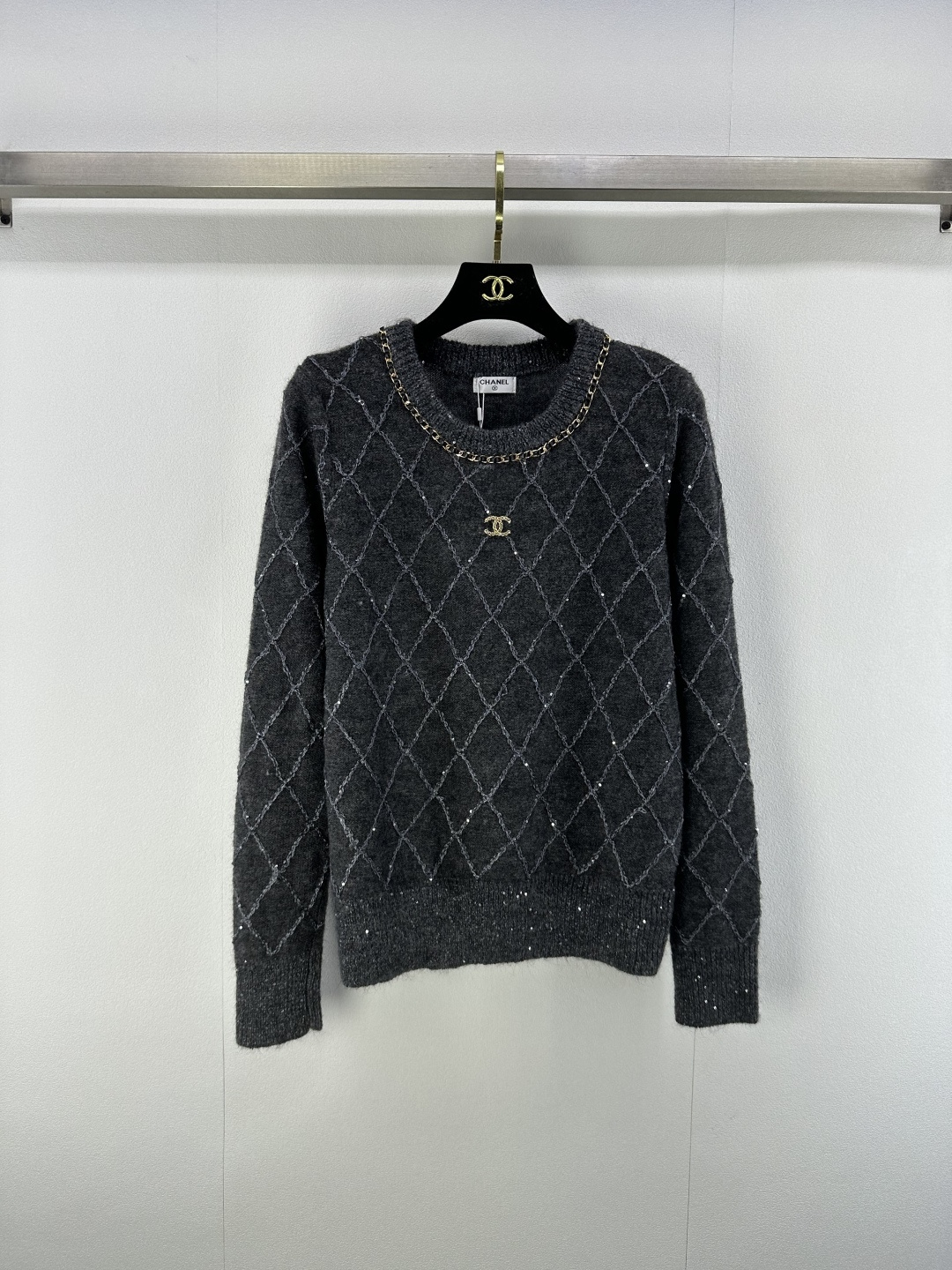 NO:489608,Chane *New details New sequin diamond knitted round neck long sleeves for autumn and winter, double C buttons, chain edge decoration, diamond texture, exquisite and versatile, must-have for age reduction, 3 colors and 3 codes, SML, chanel, alexander wang19860909Chane *上新细节 秋冬新款亮片菱格纹针织圆领长袖 双C扣子 链条边装饰 菱格纹理 精致百搭 减龄必备 3色3码SML,,chanel,alexander wang,Women's clothing