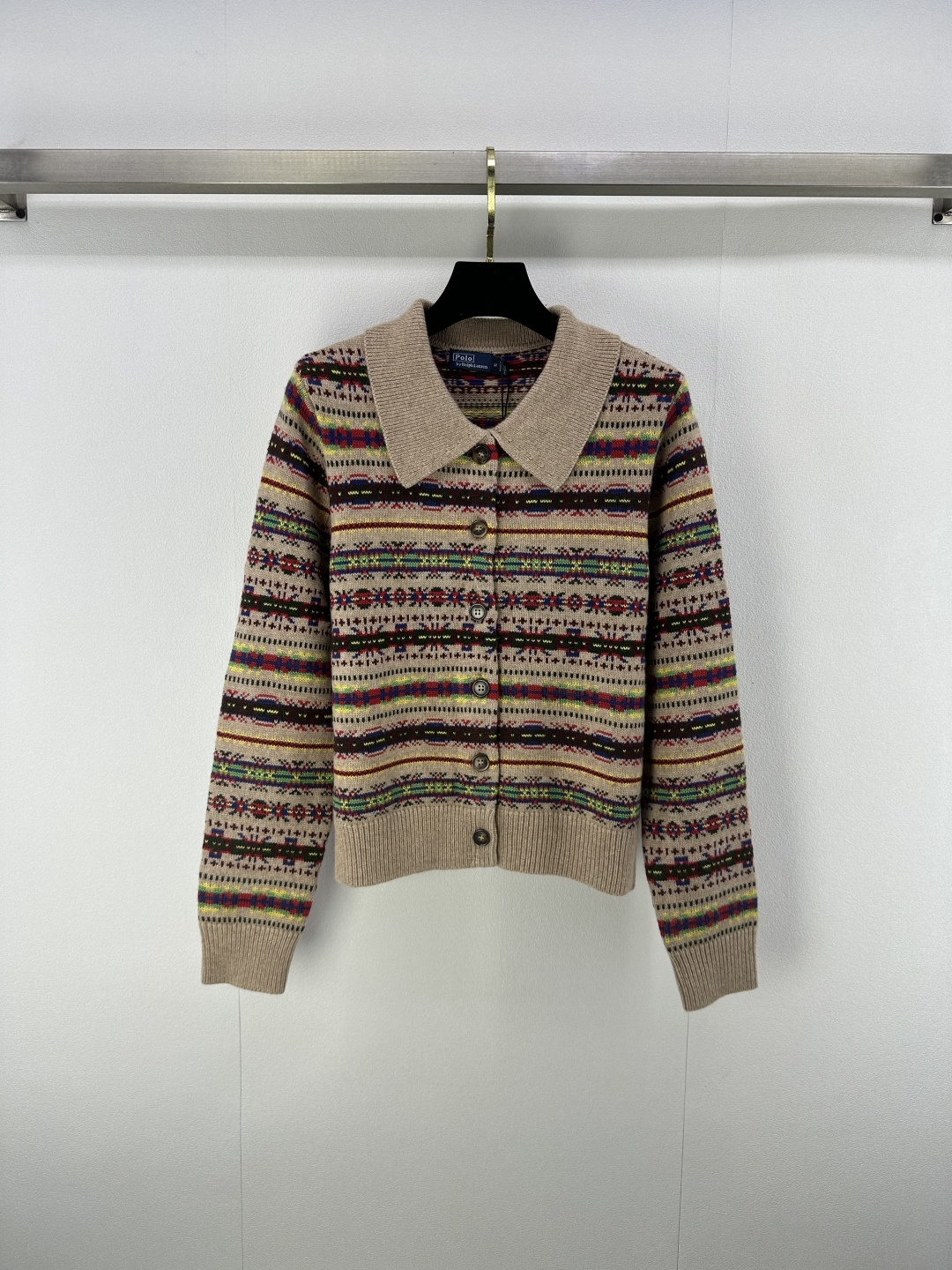 NO:489611,New details on Rl*, new colored striped lapel cardigan in autumn and winter, contrasting stripes, custom shell buttons, classic style, high-end and fashionable, versatile items, 1 color, 3 size SML,,alexander wang19860909Rl*上新细节 秋冬新款彩色条纹翻领开衫 撞色条纹 定制贝壳纽扣 经典版型高级又时髦 百搭单品 1色3码SML,,alexander wang,Women's clothing