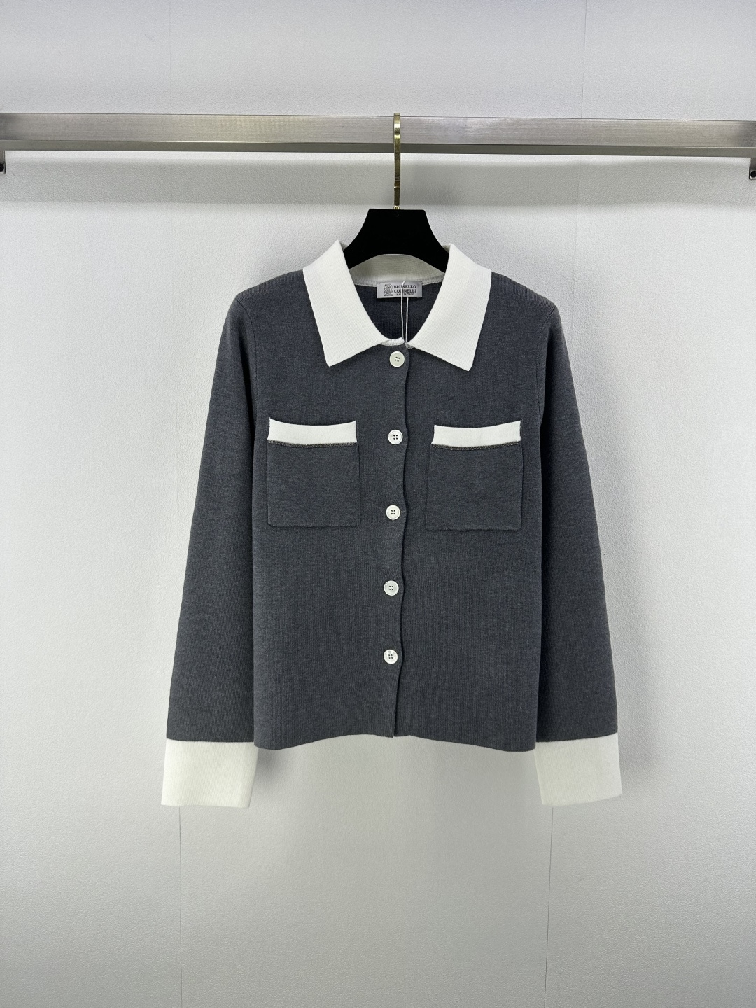 NO:489617,bc *New details Early autumn latest style college style contrasting wool knitted lapel cardigan classic splicing contrasting color decorative double pocket design front shoulder style versatile and not picky, good looking 2 colors 3 size SML, alexander wang19860909bc *上新细节 早秋最新款学院风撞色羊毛针织翻领开衫经典拼接撞色装饰双口袋 设计 正肩版型百搭不挑人很好看 2色3码SML,,alexander wang,Women's clothing