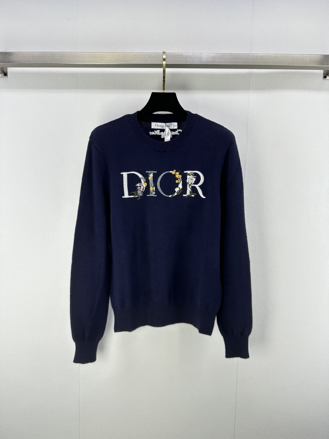 NO:488283,Dio* new details, autumn and winter new flower embroidery logo round neck long sleeves, floral design, heavy-work flower embroidery print, slim fit style, soft and comfortable fabric with long skirt, jeans can be matched at will, showing sweet and elegant Lady temperament, 3 colors and 3 sizes SML,,dior, skirts, jeans, alexander wang19860909Dio*上新细节 秋冬新款花朵刺绣logo圆领长袖 花卉设计重工花朵刺绣印花 修身版型 面料柔软舒适搭配长裙 牛仔裤都可随意搭配 尽显甜美优雅 淑女气质 3色3码SML,,dior,skirts,jeans,alexander wang,Women's clothing