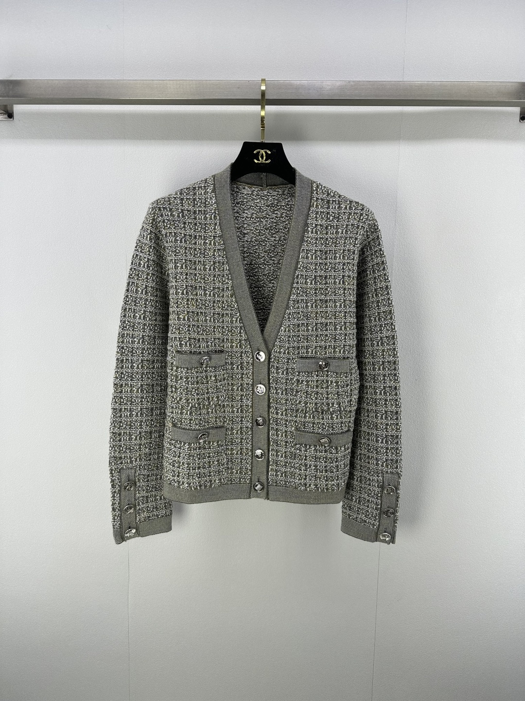 NO:489622,Chane* new details New knitted v-neck cardigan long sleeves with plaid texture embellishments, exquisite metal buttons, small fragrance style design adapts to diverse outfits, simple and elegant, showing the small fragrance style, easy to grasp the French high-end feeling~ 1 color 3 code SML, chanel, alexander wang19860909Chane*上新细节 秋冬新款针织v领开衫长袖 格纹纹理点缀 金属纽扣精致 小香风设计适配多样穿搭 简约优雅 尽显小香风格 轻松拿捏法式高级感～ 1色3码SML,,chanel,alexander wang,Women's clothing