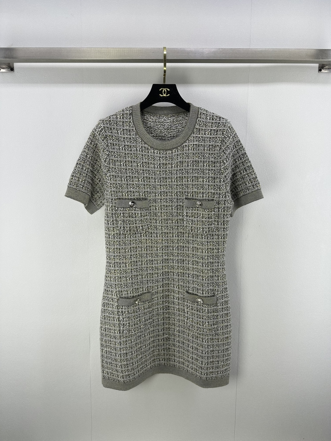 NO:489629,Chane* new details New knitted round neck short-sleeved dress with autumn and winter, plaid texture embellishment, exquisite metal buttons, small fragrance style design adapts to diverse outfits, simple and elegant, showing the small fragrance style, easy to grasp the French high-end feeling~ 1 color 3 code SML, chanel, skirts, T-shirt, alexander wang19860909Chane*上新细节 秋冬新款针织圆领短袖连衣裙 格纹纹理点缀 金属纽扣精致 小香风设计适配多样穿搭 简约优雅 尽显小香风格 轻松拿捏法式高级感～ 1色3码SML,,chanel,skirts,T-shirt,alexander wang,Women's clothing