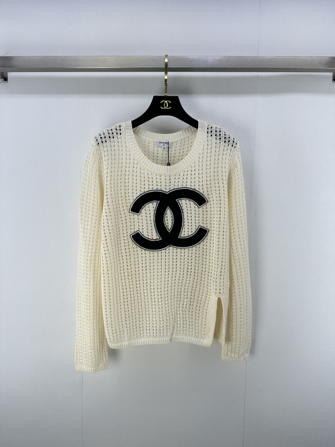 NO:489636,Chane* new details, the new autumn products are double C round neck hollow long sleeves, contrasting large logo embellishments, age-reducing temperament retro and fashionable!  Hem slit design, classic basic versatile style, no matter how you match it, it looks good, 2 colors, 3 sizes, SML, chanel, alexander wang19860909Chane*上新细节 秋季新品双C圆领镂空长袖,撞色大logo点缀配色减龄气质复古又时髦！下摆开叉设计 经典基础百搭版型不挑人怎么搭都好看 2色3码SML,,chanel,alexander wang,Women's clothing