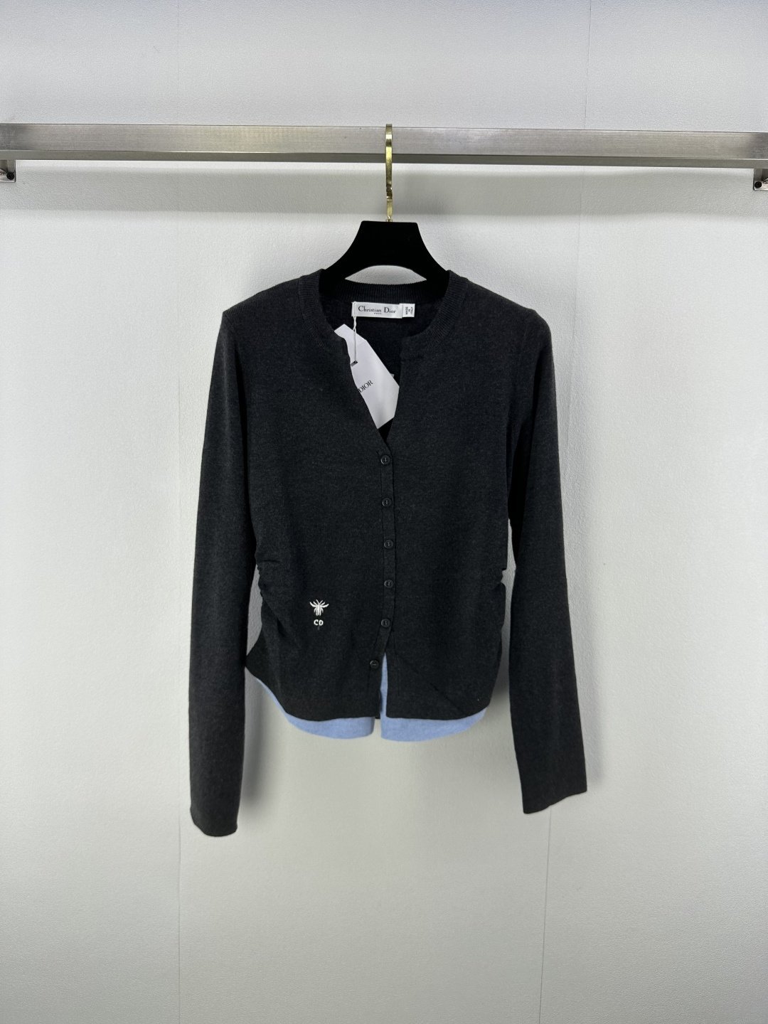 NO:489644,Dio* new details, new autumn v-neck drawstring cardigan long sleeves, customized YB blended yarn weaving, comfortable texture, knitted long-sleeved top tailoring, iconic brand bee embroidery, waist side drawstring design highlights the high-end feeling of outfit, elastic and tighter, more refined, slim outfit, loose fit, full of relaxation and body shape, full of relaxation and tone, highlights the light luxury and fashionable temperament, can be worn alone, all seasons fashionable outfit, 3 colors and 3 sizes SML,,dior,alexander wang19860909Dio*上新细节 秋季新款v领抽绳开衫长袖 定制YB混纺纱线织造 质感舒适 针织长袖上衣剪裁 标志性品牌小蜜蜂刺绣 腰侧抽绳设计凸显穿搭高级感 弹性松紧更显精致 穿搭显瘦 版型宽松包容身材 尽显松弛调性 凸显轻奢时髦气质 单穿叠穿均可 四季时尚穿搭 3色3码SML,,dior,alexander wang,Women's clothing