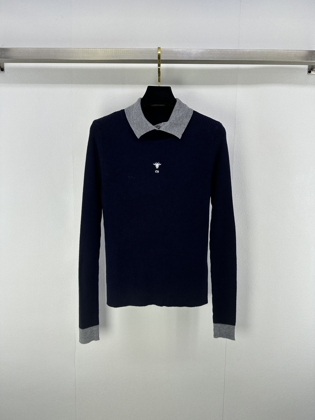 NO:489698,Dio* new details, new Autumn lapel contrasting long sleeves, small bee embroidery embroidery on the hem, highlighting the high-end sense of outfit, full of college style, showing a relaxed tone, the first choice for fashion outfits in all seasons, 3 colors and 3 codes SML, dior, alexander wang19860909Dio*上新细节 秋季新款翻领撞色长袖 下摆小蜜蜂刺绣点缀修饰 凸显穿搭高级感 学院风满满 尽显松弛调性 四季时尚穿搭首选 3色3码SML,,dior,alexander wang,Women's clothing