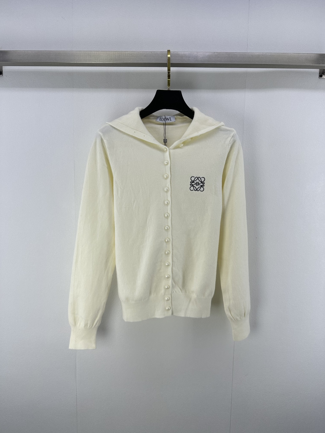 NO:489652,Loew* new details, new hooded contrasting button cardigan with long sleeves, custom logo totem, multi-button design, fashionable temperament, contrasting lapels make you look slim and sweet, upper body age-reducing college style, 2 colors and 3 sizes, SML, loewe, hats, alexander wang19860909Loew*上新细节 秋冬新款连帽撞色纽扣开衫长袖 定制logo图腾 多纽扣设计时髦气质 撞色翻领显瘦甜美 上身减龄学院风 2色3码SML,,loewe,hats,alexander wang,Women's clothing