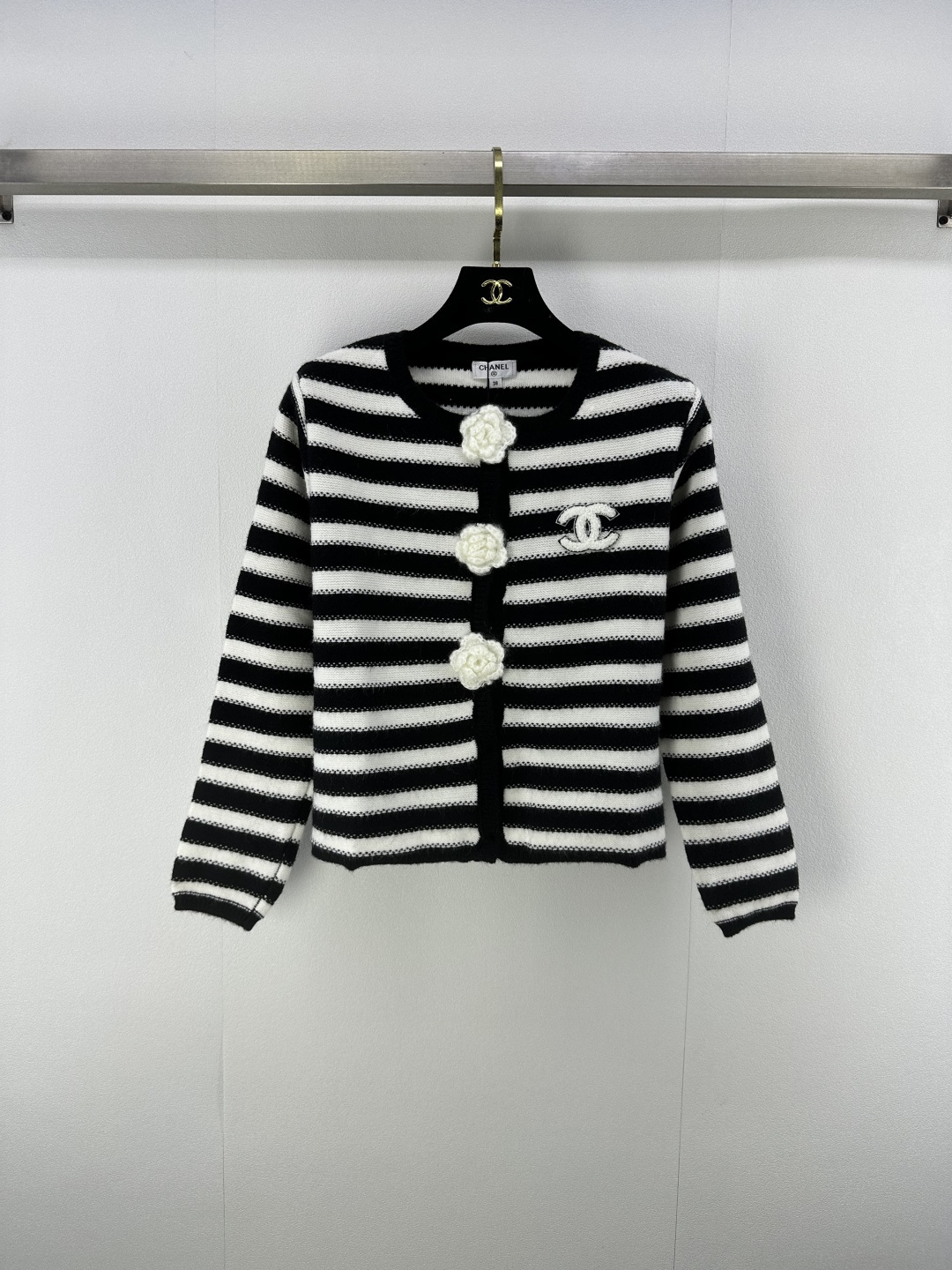 NO:488331,Chane* new details New autumn three-dimensional flower knitted round-neck cardigan. The fabric is skin-friendly and comfortable, good breathability. Three-dimensional flower tailoring. The embellishment of the whole elegant temperament. Versatile slimness. Age-reducing and fashionable. Cardigan tailoring. 1 color and 3 size SML, chanel, alexander wang.19860909Chane*上新细节 秋季新款立体花朵针织圆领开衫 面料亲肤舒适 透气性好 立体花朵剪裁 点缀整体 优雅气质 百搭显瘦 减龄又时髦 开衫剪裁 1色3码SML,,chanel,alexander wang,Women's clothing