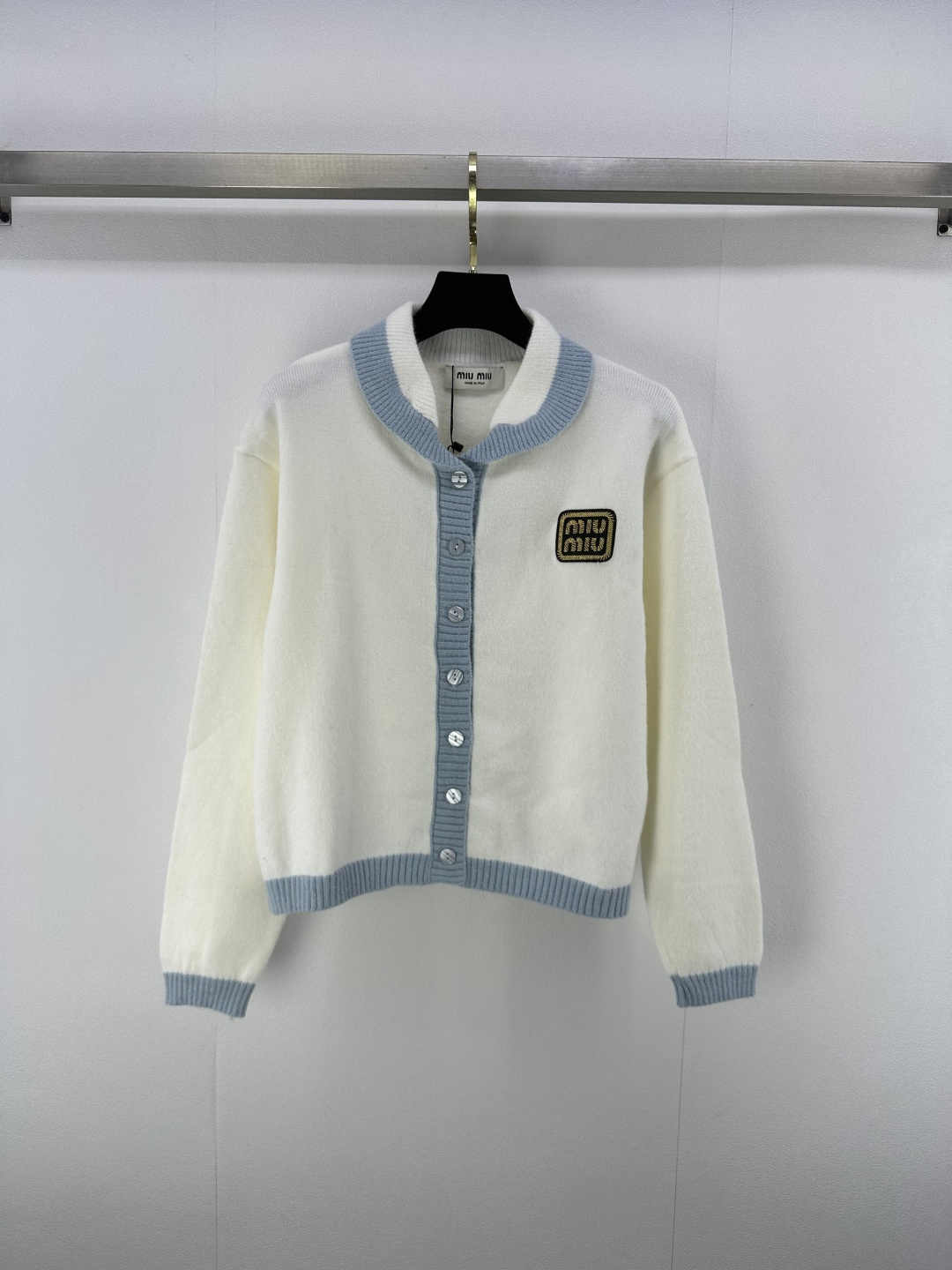 NO:489668,Miumi* new details, early autumn new round neck back shawl cardigan, navy neck contrast embroidered logo letters, loose style, very slim upper body, simple and big brand super versatile, 1 color, 3 size SML,,miumiu,shawls,alexander wang19860909Miumi*上新细节 早秋新款圆领后披肩开衫 海军领撞色刺绣logo字母 宽松版型上身非常显瘦 简约又大牌超百搭 1色3码SML,,miumiu,shawls,alexander wang,Women's clothing