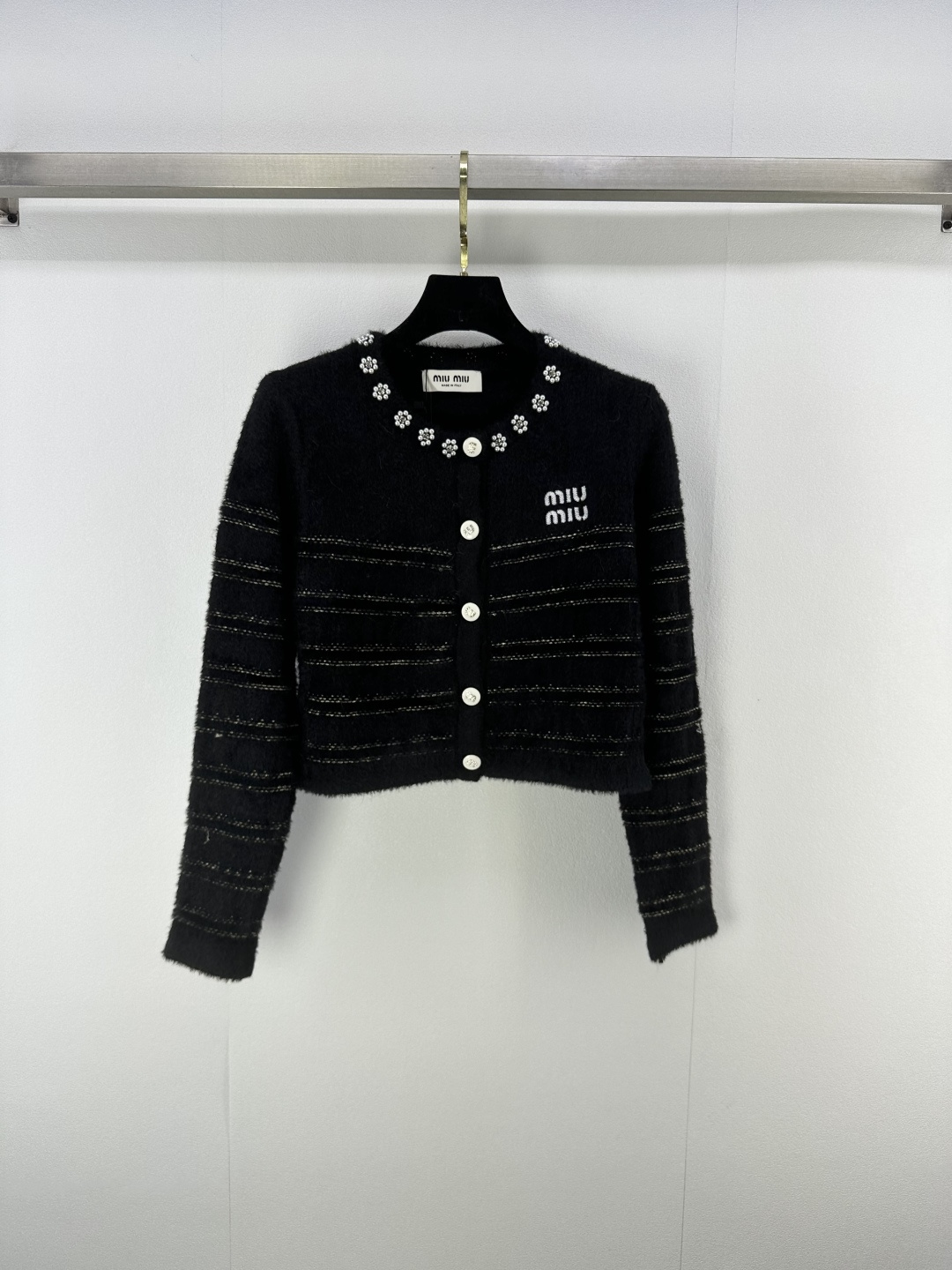 NO:491720,Miumi* new details, new round neck beaded flower cardigan custom m buttons, jacquard logo embellishment, mink velvet, soft and skin-friendly, youthful pink and tender colors, small and short styles are versatile and age-reducing 3 colors and 3 sizes, SML, miumiu, alexander wang19860909Miumi*上新细节 秋冬新款圆领钉珠花朵开衫定制m纽扣 提花logo字母点缀 水貂绒 面料软糯亲肤 青春粉嫩色系满满 小短款百搭又减龄 3色3码SML,,miumiu,alexander wang,Women's clothing