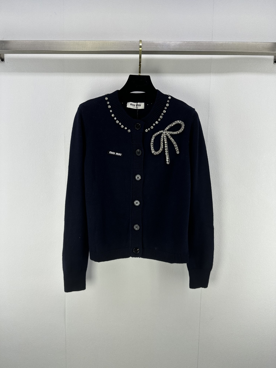 NO:499382,Miumi* New details The latest bow-tailed beaded round-neck cardigan in autumn and winter!  Handmade beaded bow, positioning logo, girlish heart is full of energy, a must-have for reducing age!  A royal single item!  Upper body age-reducing temperament 3 colors 3 codes SML, miumiu, alexander wang19860909miumi*上新细节 秋冬最新蝴蝶结钉珠圆领开衫！手工钉珠蝴蝶结,定位徽标logo 少女心爆棚,减龄必备！王炸单品！上身减龄气质 3色3码SML,,miumiu,alexander wang,Women's clothing