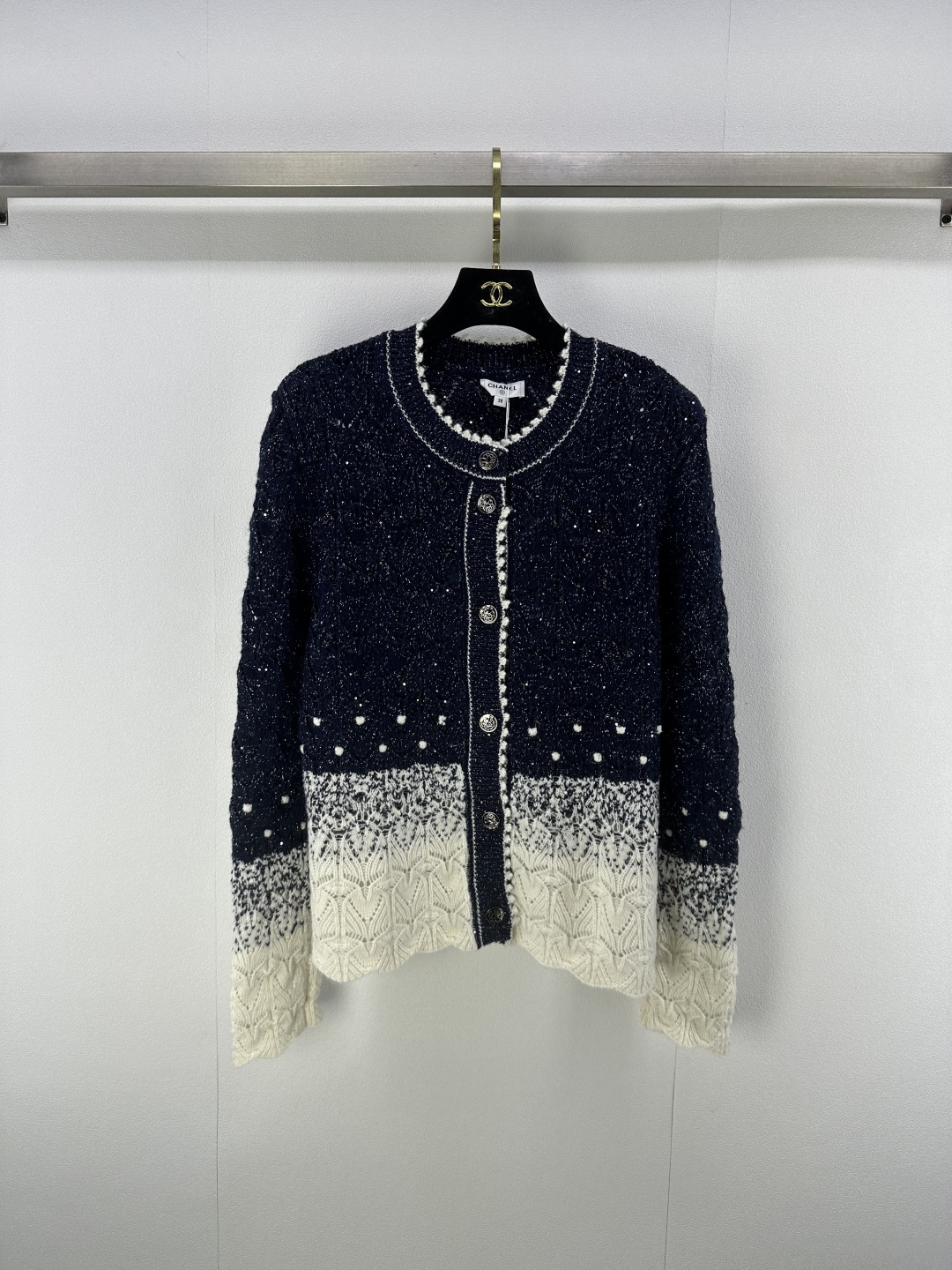 NO:489661,Chane* new details, autumn new knitted round neck full-print silver silk cardigan long sleeves, classic CHANEL elements are full, hollow splicing with elegant style hem, exquisite and eye-catching, positioning logo is the recognition of the fragrant grandma, knitted fabric is soft and textured, daily trousers and skirts are very easy to grasp French fashionable 1 color 3 code SML, chanel, skirts, alexander wang19860909Chane*上新细节 秋季新款针织圆领满印银丝开衫长袖 经典CHANEL元素拉满 自带优雅格调下摆的镂空拼接 精致又吸睛 定位logo是香奶奶的辨识度担当 针织面料软糯有质感 日常搭裤装裙装都很绝n轻松拿捏法式时髦 1色3码SML,,chanel,skirts,alexander wang,Women's clothing