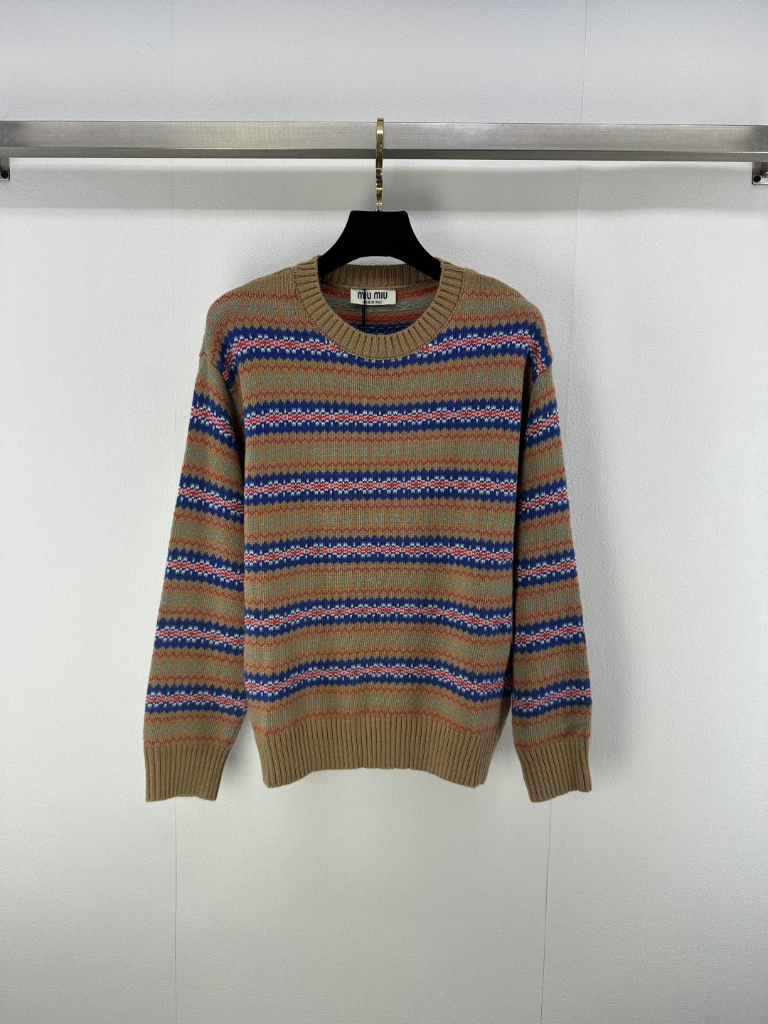 NO:489669,Miumi* new details, new knitted round neck wavy striped pullover long sleeves, mid-color pattern striped splicing design, classic letter logo contrasting jacquard embellishment, high-end fashionable and versatile 2 colors 3 codes SML,,miumiu,alexander wang19860909Miumi*上新细节 秋冬新款针织圆领波浪条纹套头长袖 间色花纹条纹拼接设计 经典字母logo撞色提花点缀 高级时髦百搭 2色3码SML,,miumiu,alexander wang,Women's clothing