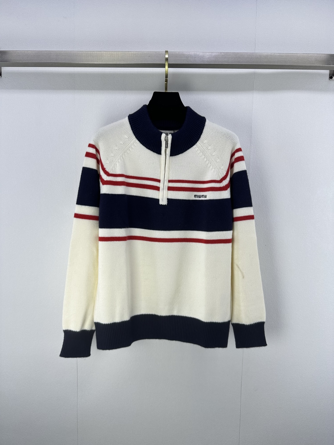 NO:491726,Miumi* new details, new autumn style half-zipper contrasting long sleeves, hardware logo medal decoration, slim on the upper body, super white skin, customized jacquard craftsmanship, low-key and luxurious! A must-have item for fashionable things unlocks all outfits! Classic items are fashionable and high-end, and the classic style is versatile and not picky! 2 colors 3 codes SML, miumiu, alexander wang19860909Miumi*上新细节 秋季新款半拉链撞色长袖 五金logo勋章修饰搭配 上身显瘦超級显肤白 定制提花工艺 低调奢华！ 时髦精必备单品解锁所有穿搭！经典单品时髦又高级 经典版型百搭不挑人！ 2色3码SML,,miumiu,alexander wang,Women's clothing