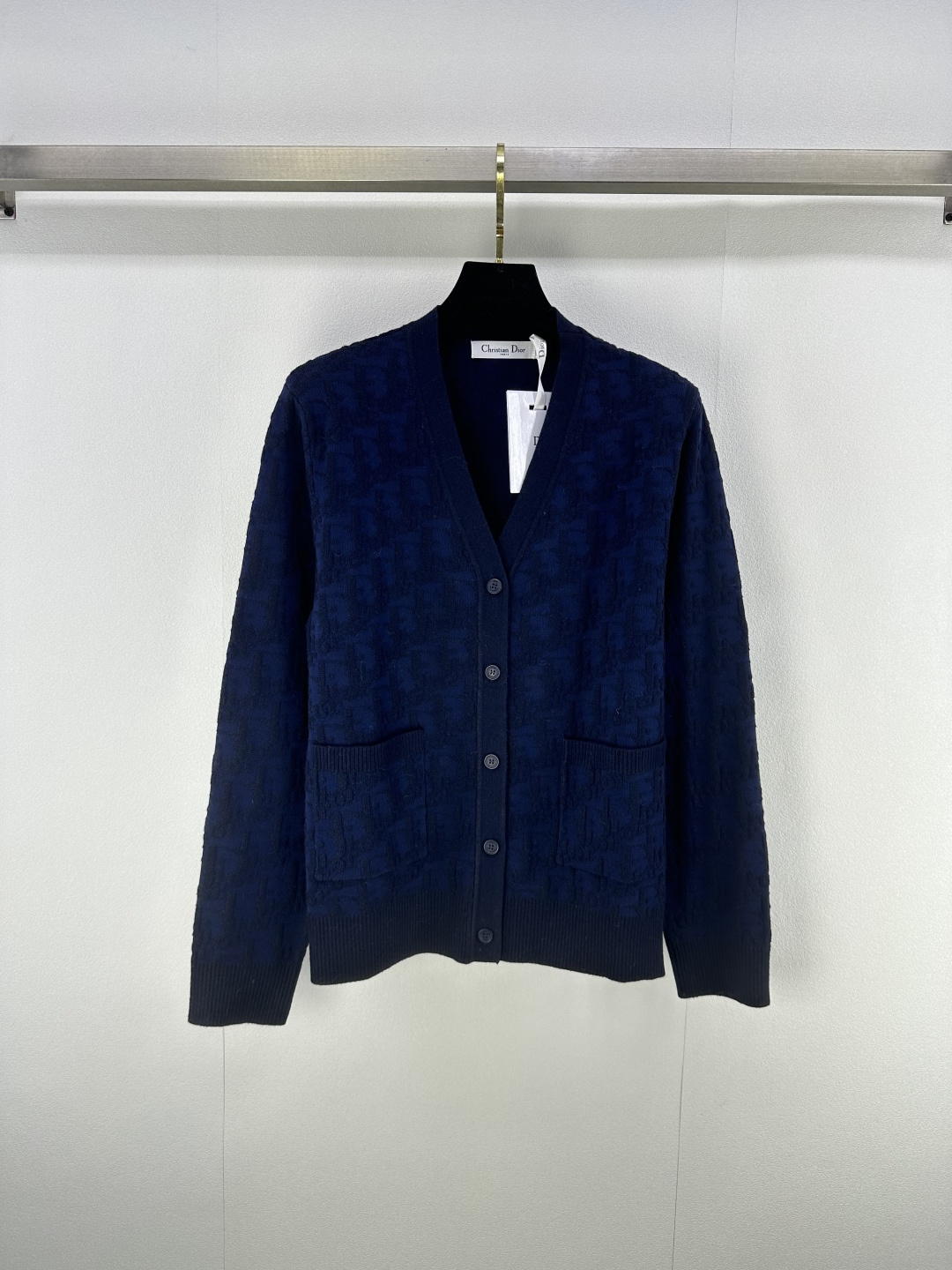 NO:491732,New details on Dio*, new autumn style knitted v-neck full print long sleeves, classic brand old-fashioned logo jacquard decoration, letter logo contrasting color jacquard embellishment, classic high-end fashionable and versatile 3 colors and 3 codes SML, dior, alexander wang19860909Dio*上新细节 秋季新款针织v领满印长袖 经典品牌老花logo提花装饰 字母logo撞色提花点缀 经典高级时髦百搭 3色3码SML,,dior,alexander wang,Women's clothing