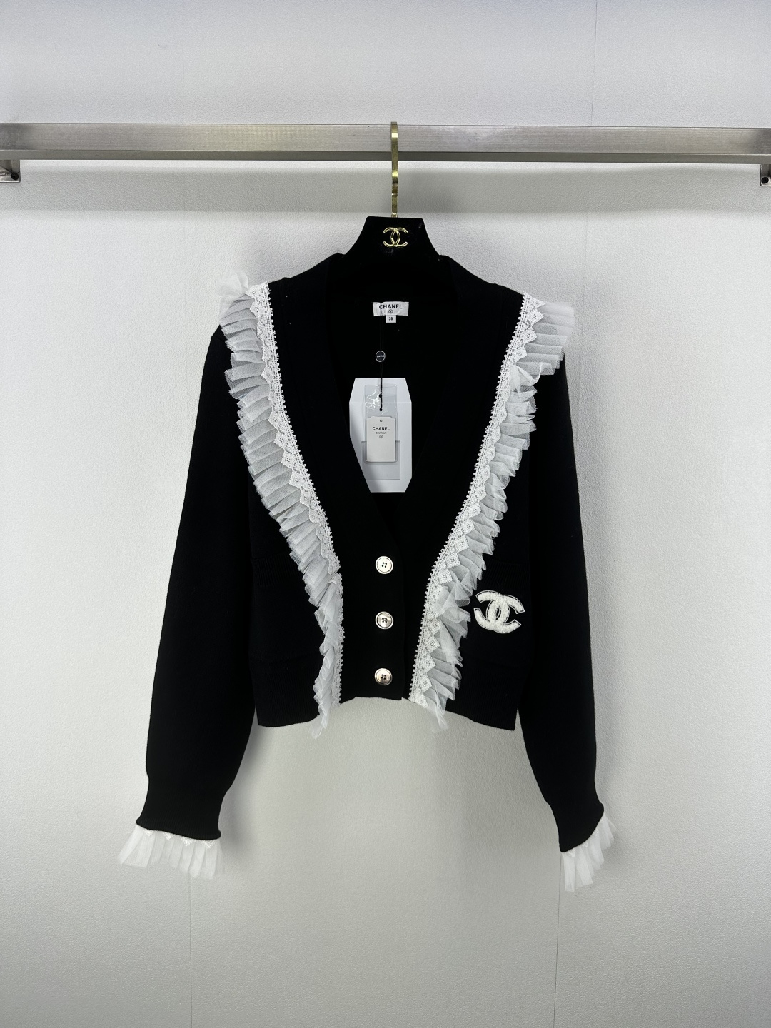 NO:496569,Chane* new details, new autumn shirt lace v-neck cardigan highlights the high-end feeling of outfits and shows a relaxed tone. The first choice for fashionable outfits in all seasons!  A must-have item for slim and elastic in summer!  versatile and not picky. 1 color and 3 code SML, chanel, alexander wang19860909Chane*上新细节 秋季新款衬衣花边v领开衫 凸显穿搭高级感 尽显松弛调性 四季时尚穿搭首选！修身有弹力夏季必备单品！百搭不挑人 1色3码SML,,chanel,alexander wang,Women's clothing