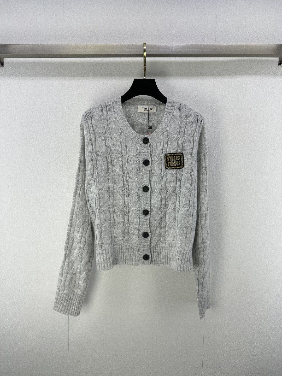 NO:491680,Miumi* new details, new round neck twisted cardigan sweater in autumn and winter, youth color, custom logo, golden badge, twisted texture, slim and sweet, upper body, age-reducing college style, 1 color, 3 codes, SML, miumiu, sweaters, alexander wang19860909Miumi*上新细节 秋冬新款圆领麻花开衫毛衣 青春色系 定制logo金色徽章 麻花纹理显瘦甜美 上身减龄学院风 1色3码SML,,miumiu,sweaters,alexander wang,Women's clothing