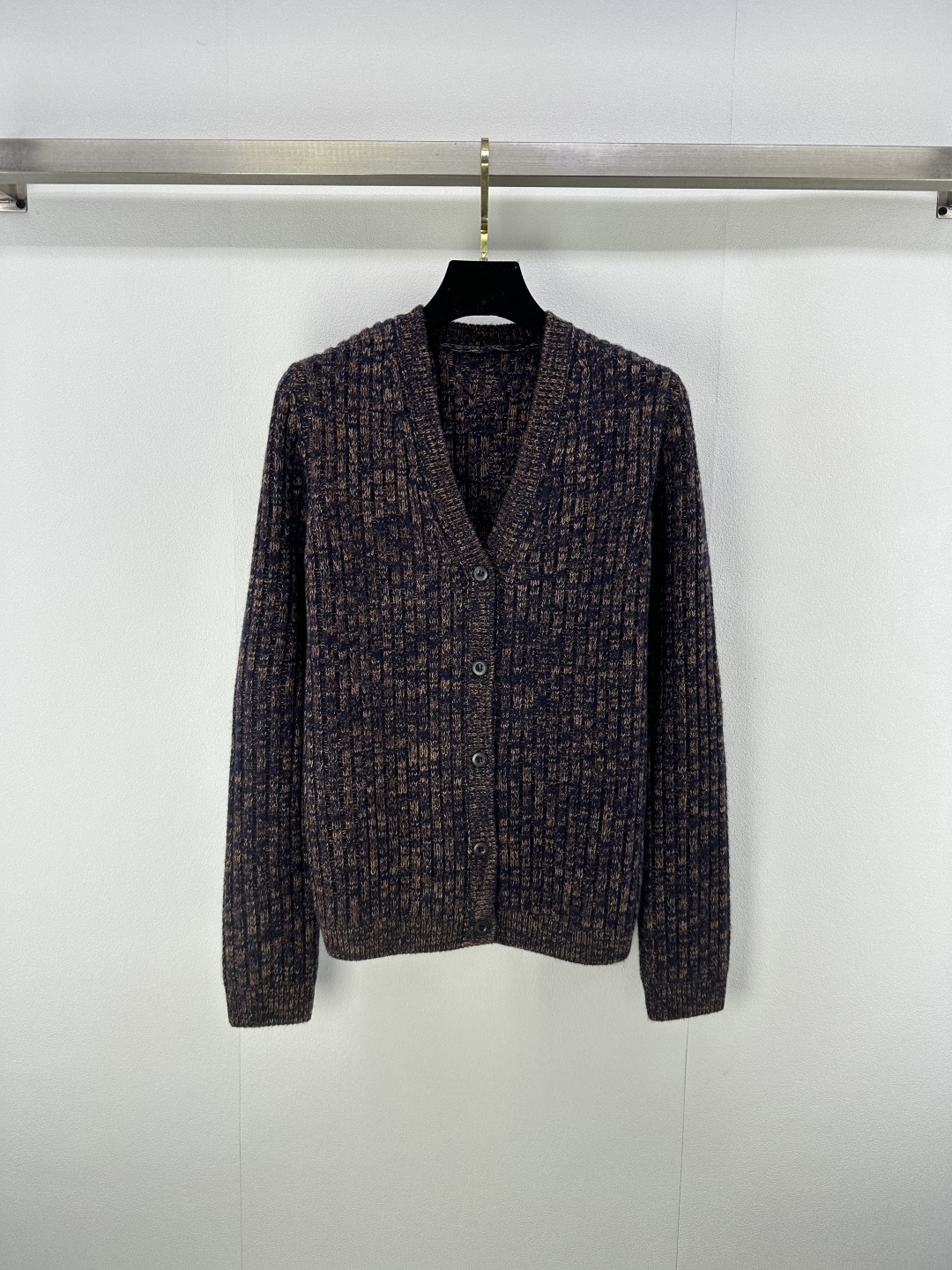 NO:491705,:1 New details on Prad*, new V-neck cardigan in autumn, more textured vertical pit strips, custom triangle mark with mold on the back, exquisite and simple style, workplace commuting!  1 color 3 code SML, prada, alexander wang19860909:1 Prad*上新细节 秋季新款v领开衫 竖坑条纹理更有质感 后背开模定制三角标 精致做工简洁的版型 职场通勤都拿捏！ 1色3码SML,,prada,alexander wang,Women's clothing