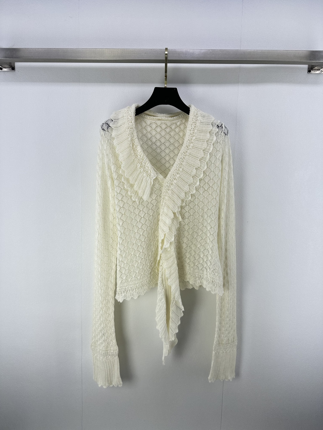 NO:491650,Dio* New details, the new early autumn new product streamer, lotus leaf edge hollow texture cardigan, long sleeve positioning pleated lace craft can be detached and multi-purpose, and the style is slim and tall!  The retro palace style can be sweet or salty, and the upper body is so beautiful that I have no friends!  It has its own elegant and gorgeous feeling!  A rich and beautiful woman must come in!  1 color 3 code SML, dior, alexander wang19860909Dio*上新细节 早秋新品飘带荷叶边镂空纹理开衫长袖定位褶皱花边工艺可拆卸多用途,版型显瘦又高挑！复古宫廷风可甜可盐气质上身美到没朋友！自带优雅华丽感！白富美必入！ 1色3码SML,,dior,alexander wang,Women's clothing