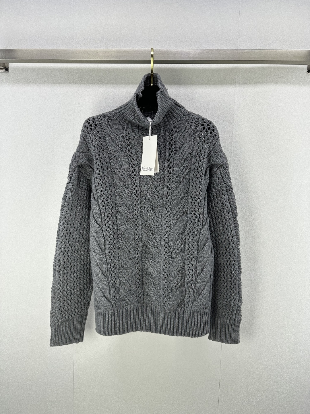 NO:491753,maxmar* new details New turtleneck sweater in autumn and winter!  The positioning creeper craft design has a classic style and is fashionable. The lazy style design reduces age and gentle. The high-end fixed dye yarn is a single product with autumn and winter temperament!  The classic style is versatile and slimming!  1 color 3 code SML, sweaters, alexander wang19860909maxmar*上新细节 秋冬新款高领毛衣！定位绞花工艺勾花设计经典版型高级又时髦.懒散风设计减龄温柔.高级定染纱线,秋冬气质单品！经典版型百搭又显瘦！ 1色3码SML,,sweaters,alexander wang,Women's clothing