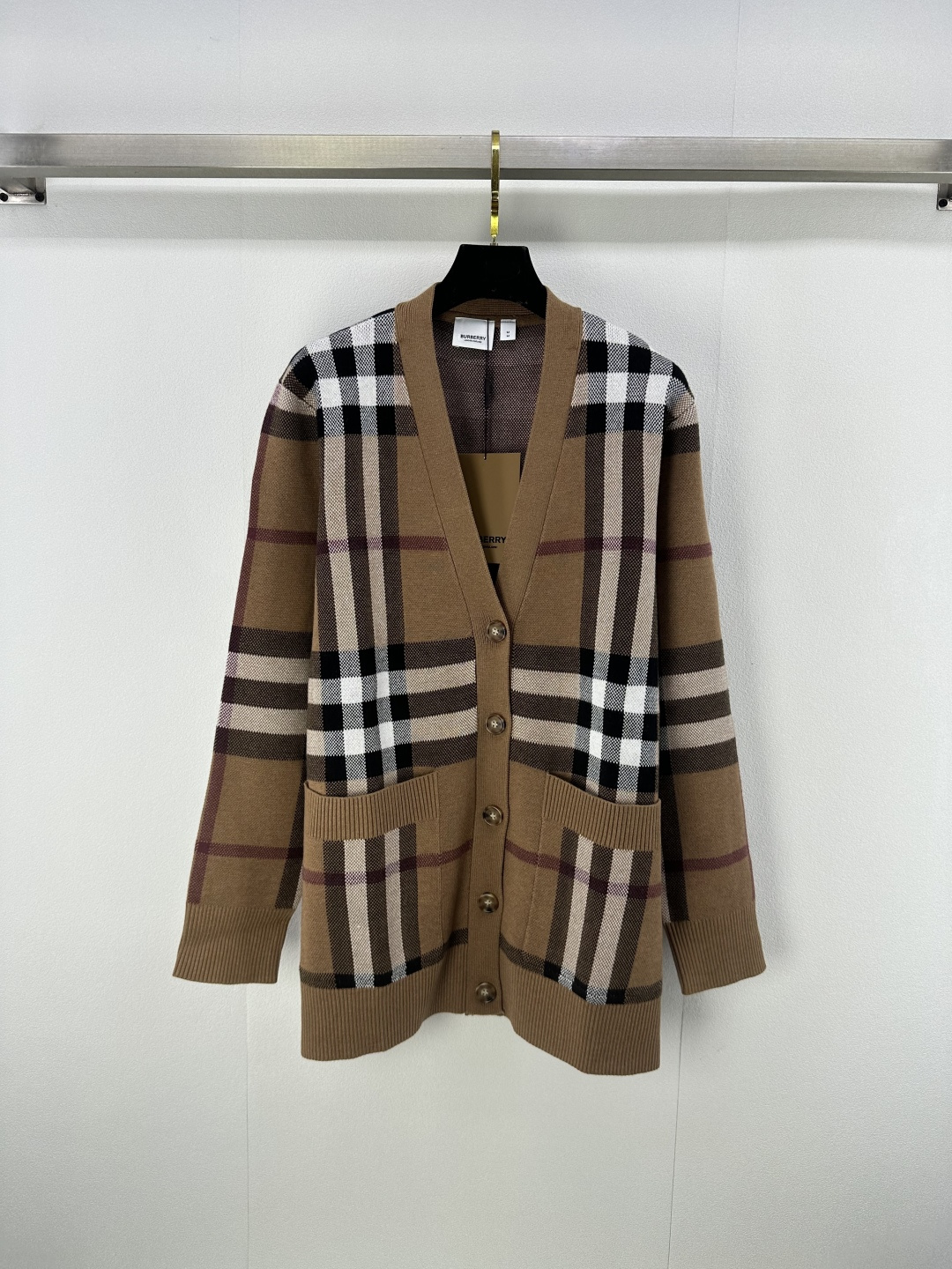 NO:491642,:1 Burberr* new details The latest classic plaid cardigan in early autumn, everyday versatile style, iconic plaid elements simple and atmospheric Oversize loose style, lazy and casual, top body very fashionable, 1 color 3 size SML, burberry, versace, alexander wang19860909:1 Burberr*上新细节 早秋最新款经典格纹开衫 日常的百搭款 标志性格子元素简约大气 Oversize宽松版型 慵懒随意 上身好洋气 1色3码SML,,burberry,versace,alexander wang,Women's clothing