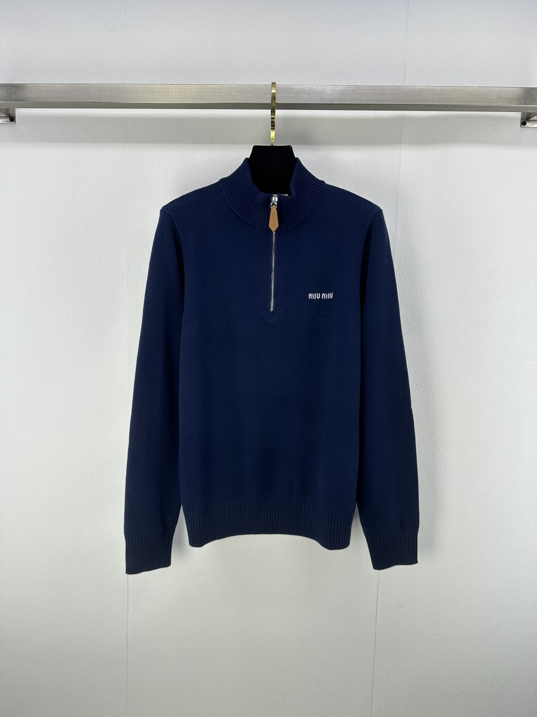 NO:493422,Miumiu* New Details The latest brand letters half zipper long sleeves for fall!  The elegance of the logo letters is a big brand with a sense of luxury!  It is beautiful and never out of time, and has its own aura!  The classic style is versatile and not picky!  Fashionable color to reduce age, super love for upper body 1 color 3 SML, miumiu, alexander wang19860909Miumiu* 上新细节 秋季最新品牌字母半拉链长袖！徽标字母优雅大牌自带高级感！ 耐看永不过时 自带气场！经典版型百搭不挑人！颜色时髦减龄,上身超爱 1色3码SML,,miumiu,alexander wang,Women's clothing